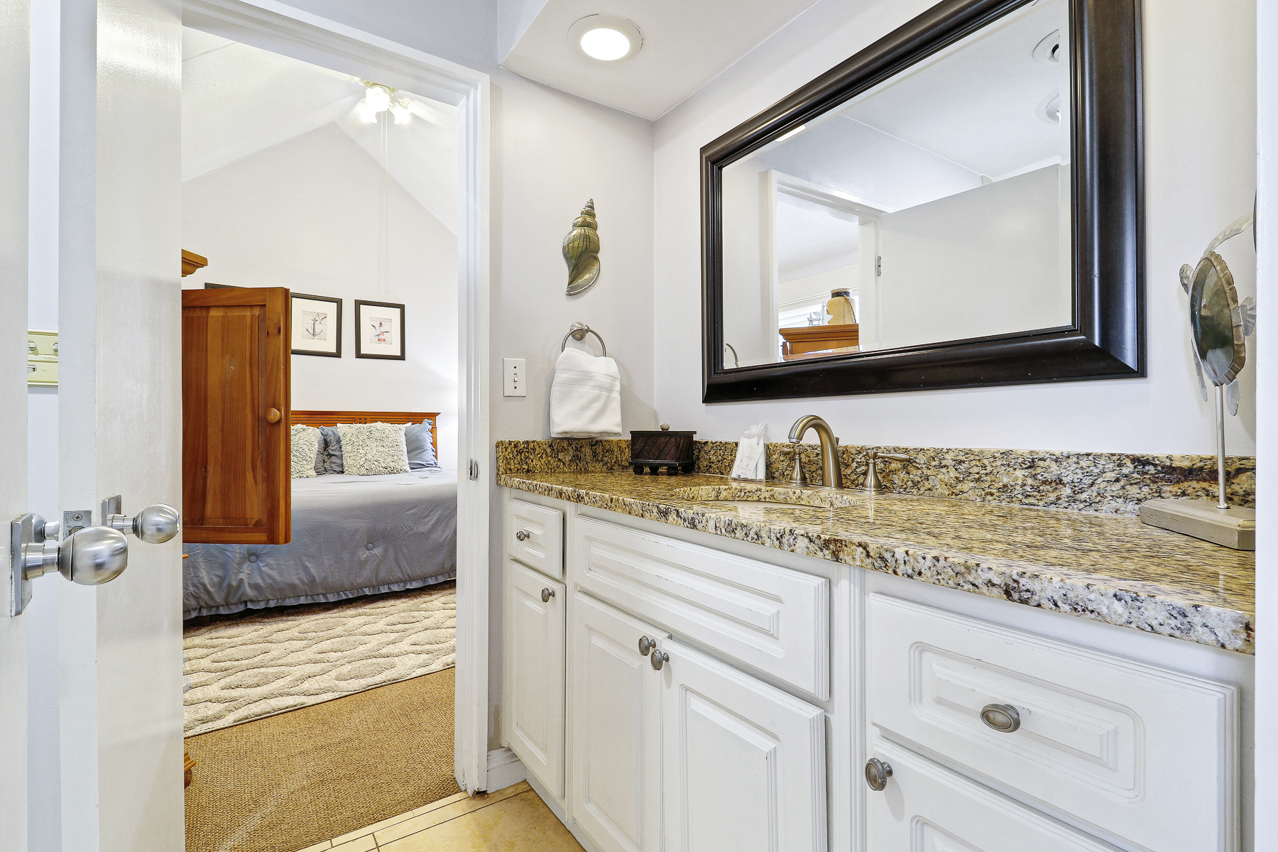 677 Queens Grant | Jack-and-Jill Bathroom