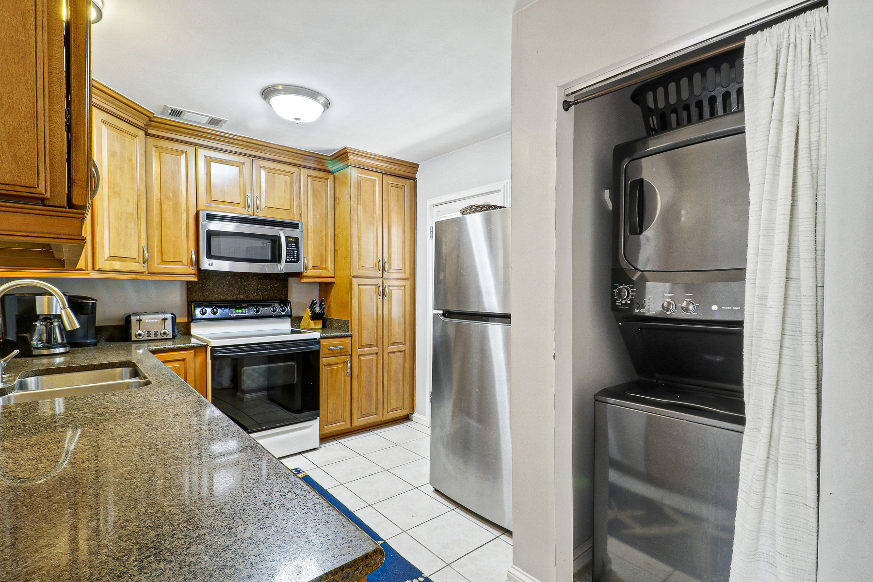 677 Queens Grant | Fully equipped kitchen & in-unit laundry