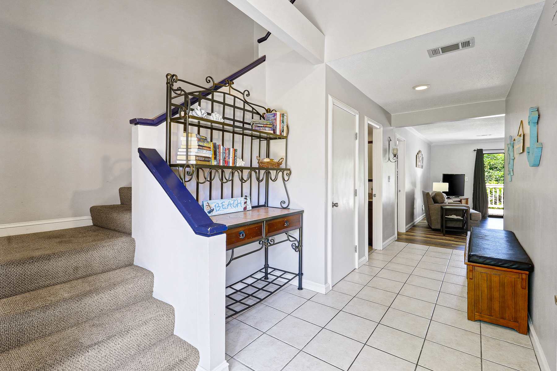 677 Queens Grant | Bright and welcoming front entryway