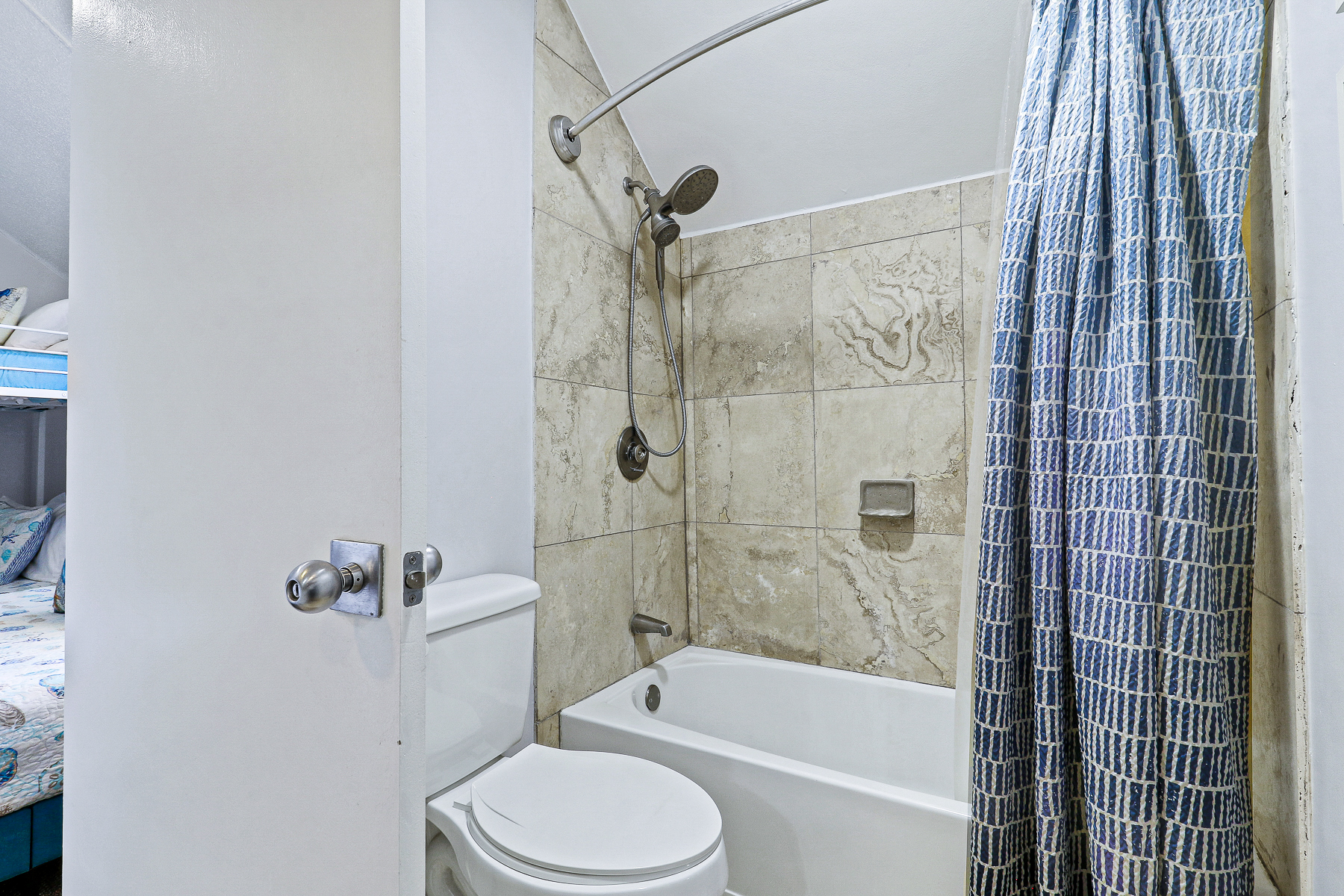 677 Queens Grant | Jack-and-Jill Bathroom
