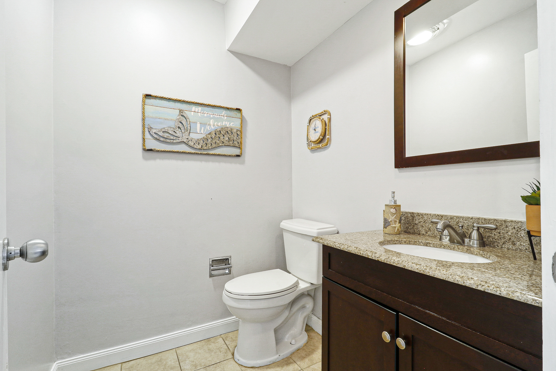 677 Queens Grant | Convenient first level half bathroom