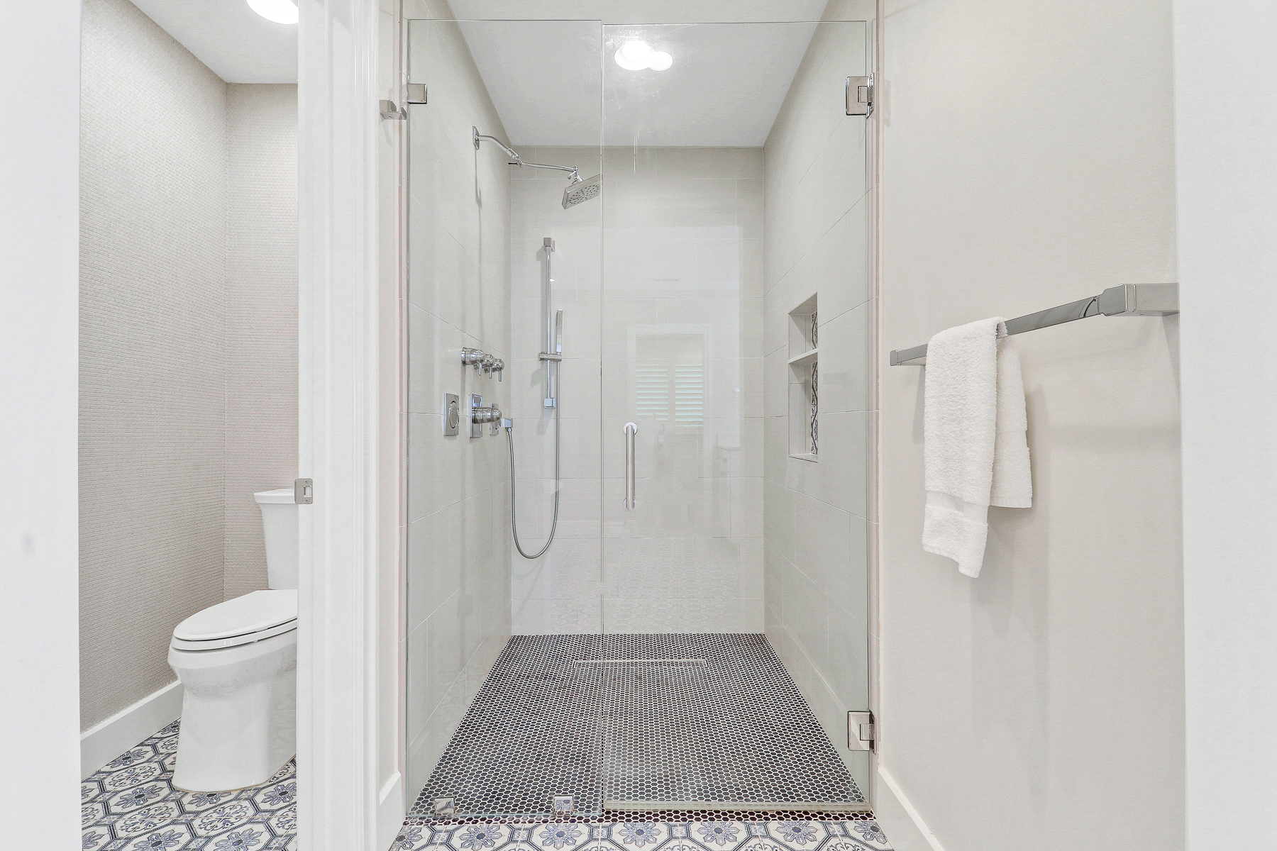39 Turtle Lane | Bedroom 1 bathroom w/ custom tub & massive show