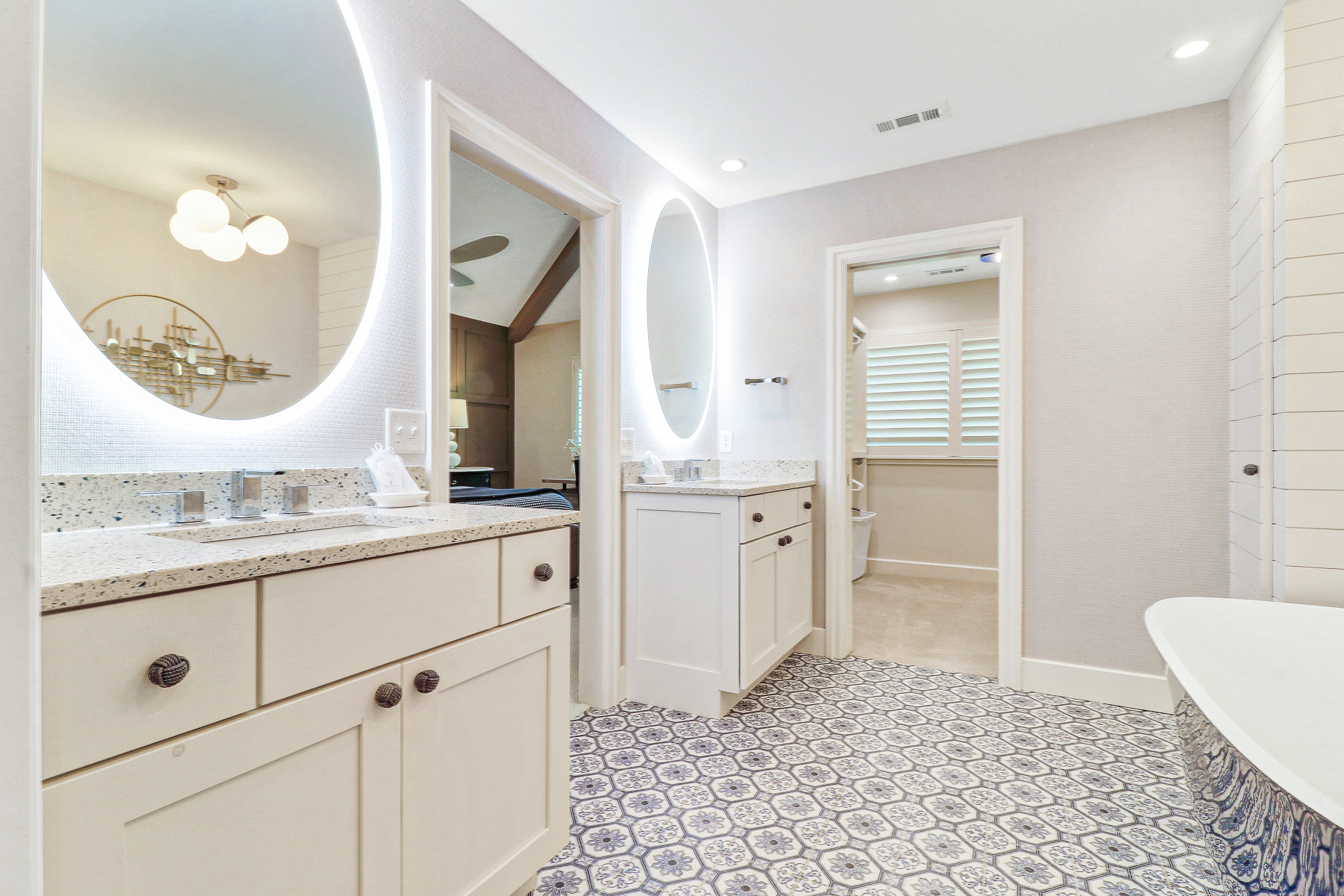 39 Turtle Lane | Bedroom 1 bathroom w/ custom tub & massive show