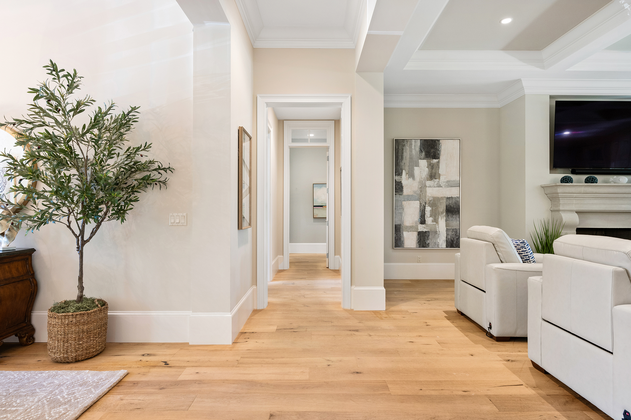 135 Mooring Buoy | Hallway to Bedroom 1