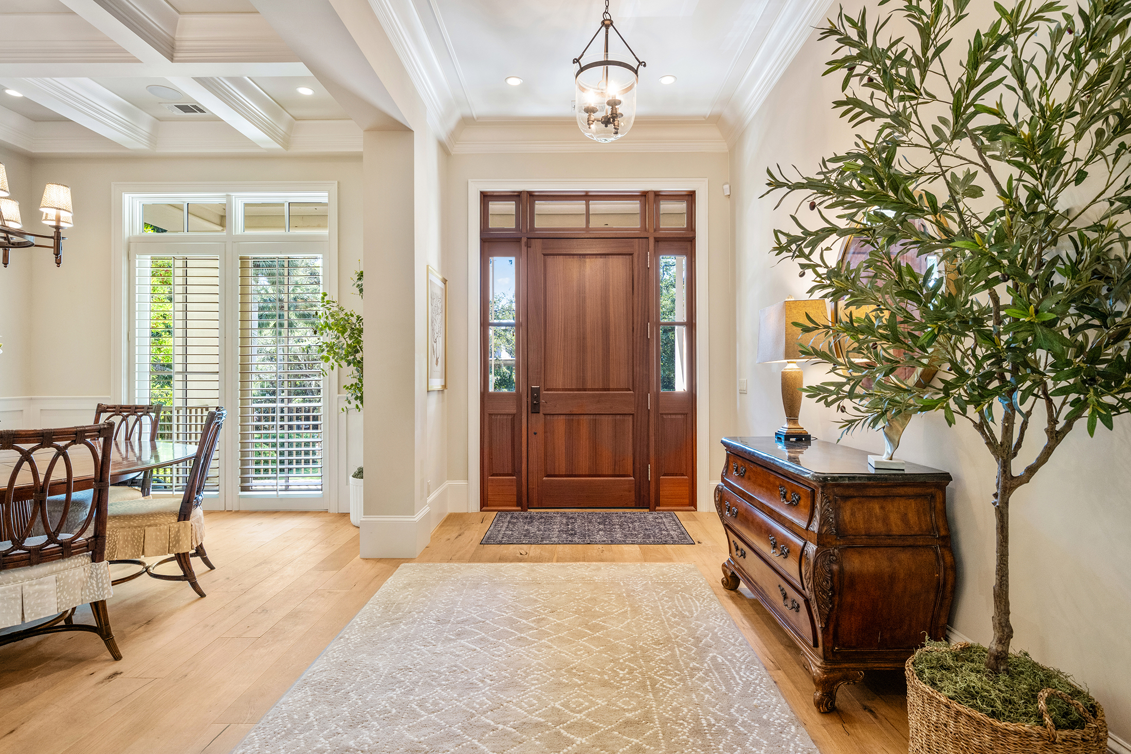 135 Mooring Buoy | Bright and spacious front entryway