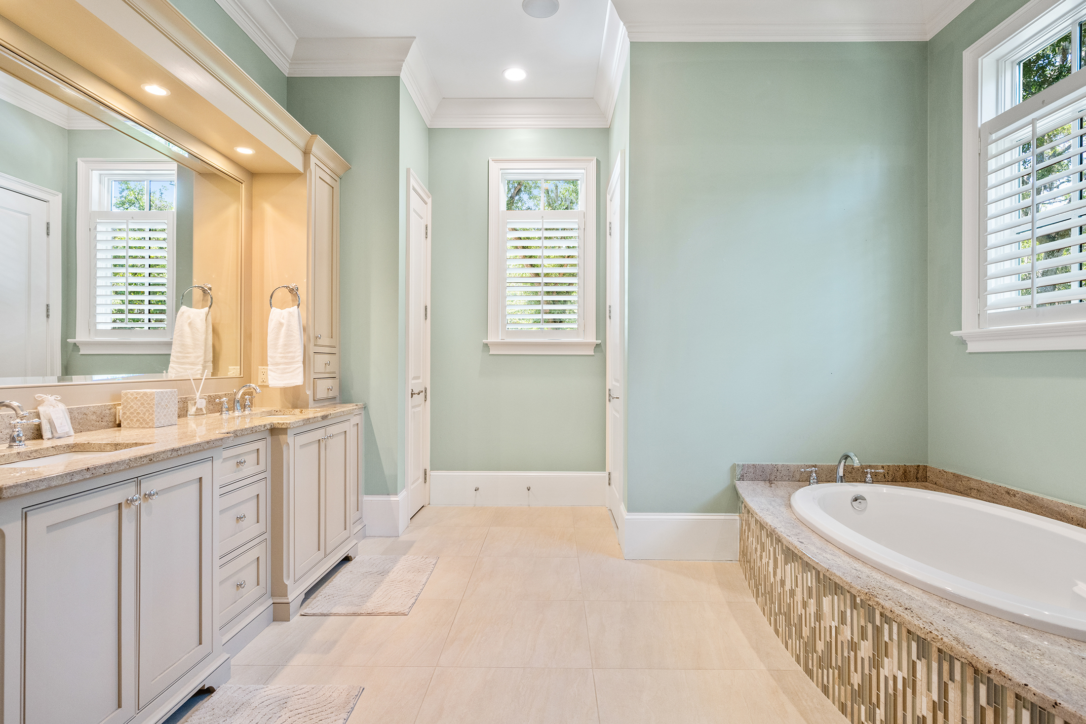135 Mooring Buoy | Bedroom 1 bathroom w/ tub and shower
