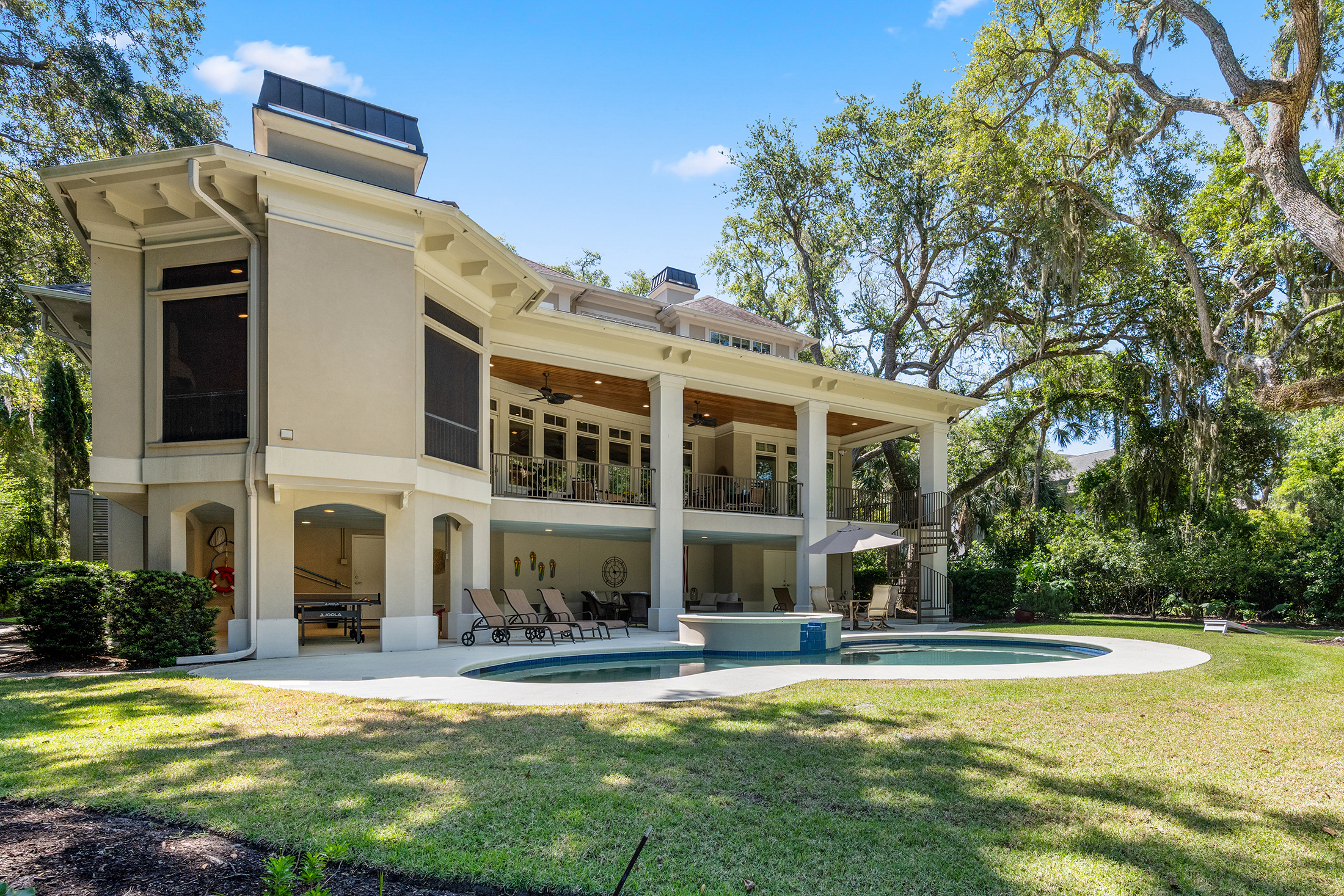 135 Mooring Buoy | Large deck with private pool and spa 