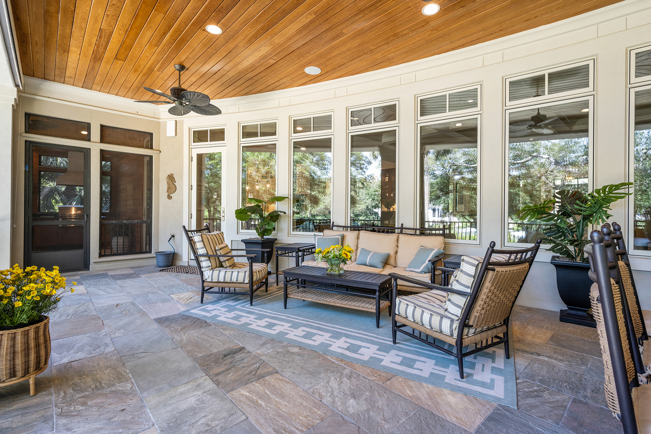 135 Mooring Buoy | Balcony w/ casual seating and dining area for