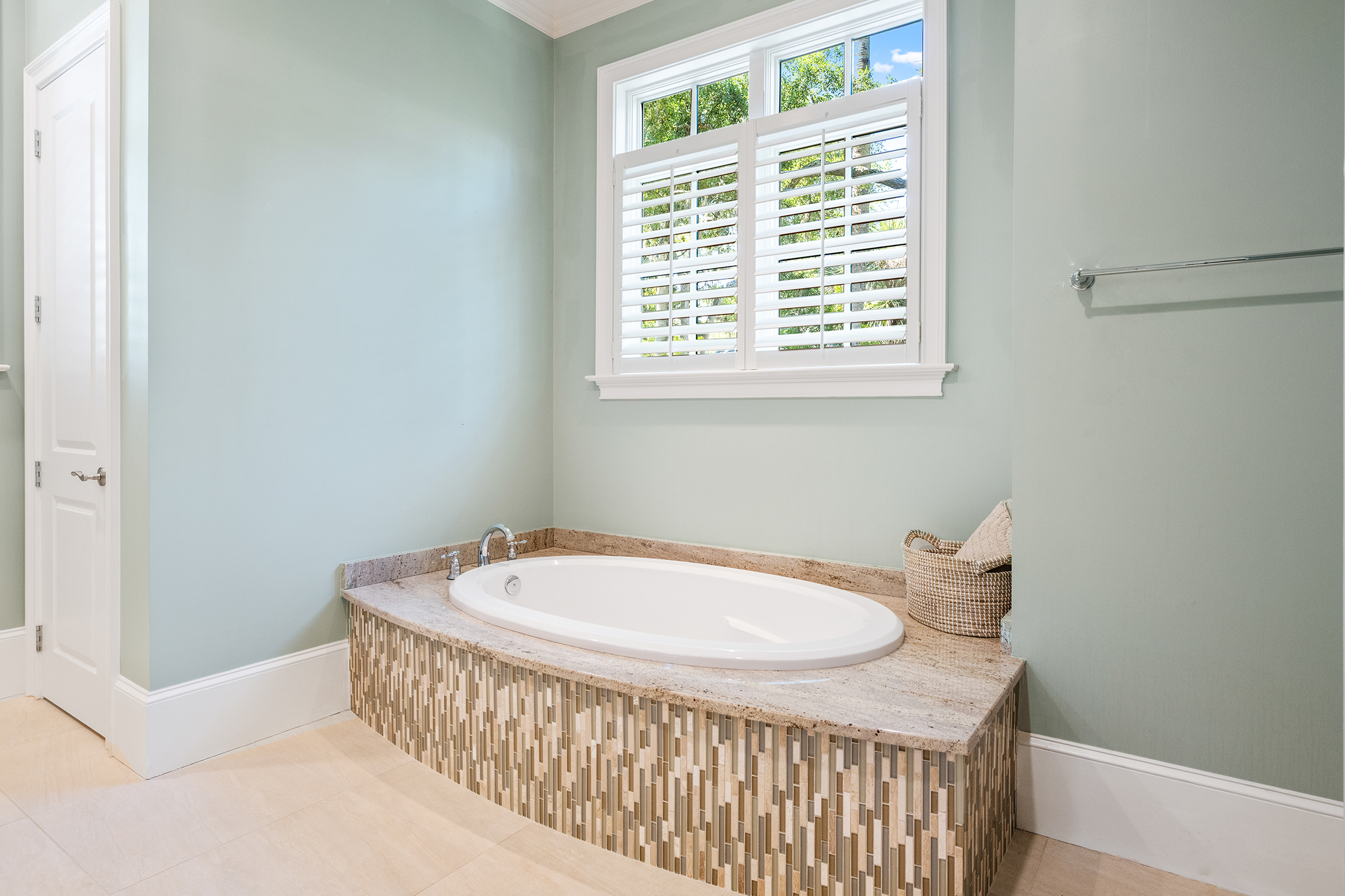 135 Mooring Buoy | Bedroom 1 bathroom w/ tub and shower