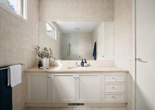 Relaxed Elegance on Manicured Grounds