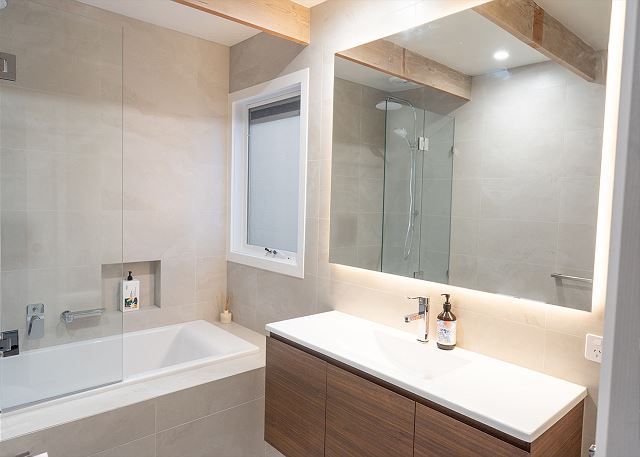 Serene Family Retreat - Relax in Modern Comfort