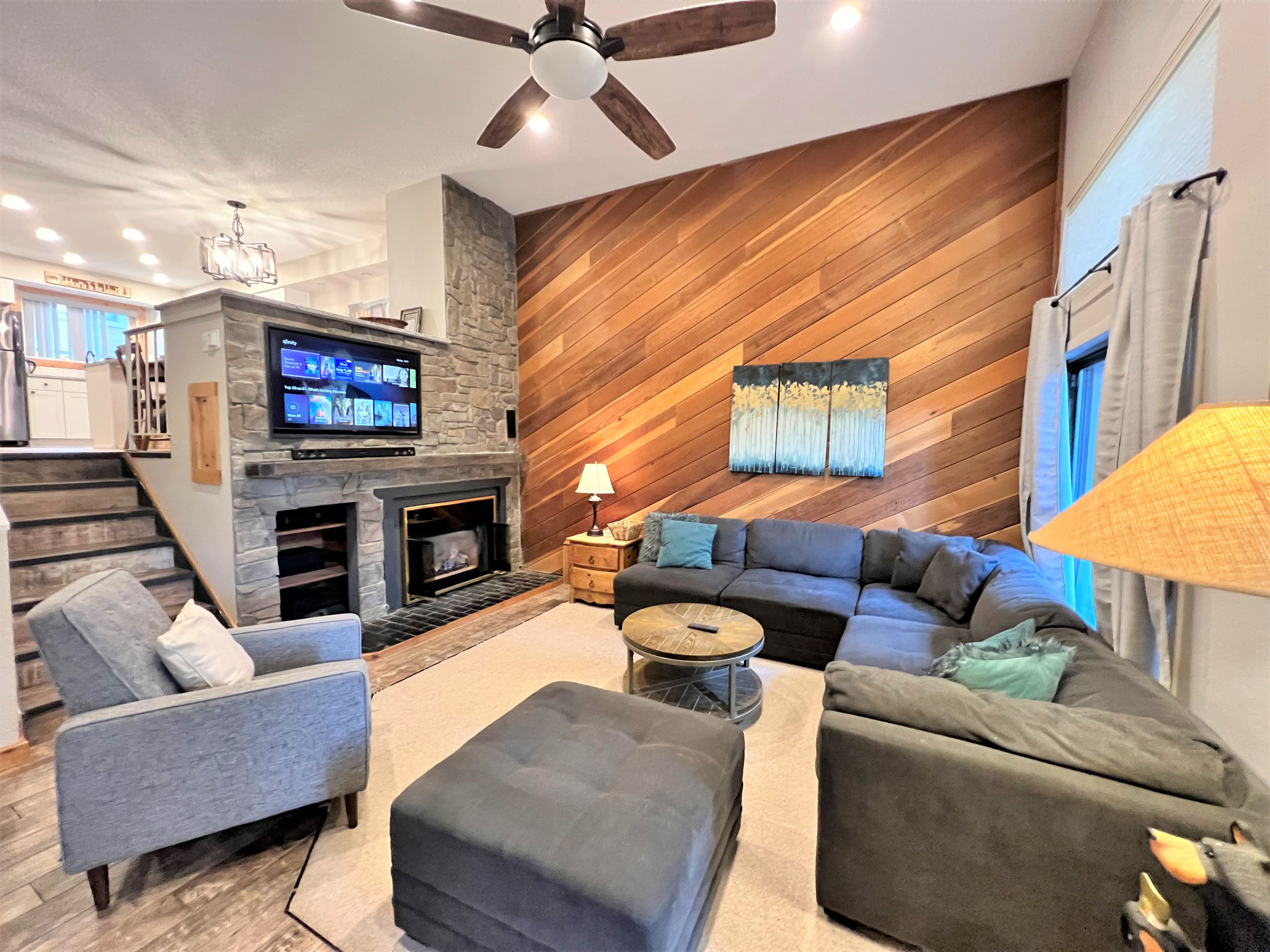 Winterpoint Apres Ski Townhome - Walk to Main St. - Pool + Hot tubs