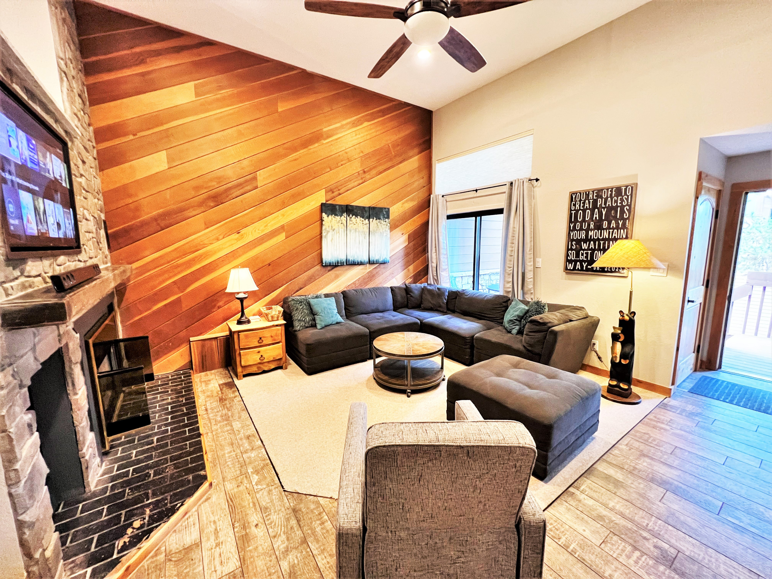 Winterpoint Apres Ski Townhome - Walk to Main St. - Pool + Hot tubs | Photo 6