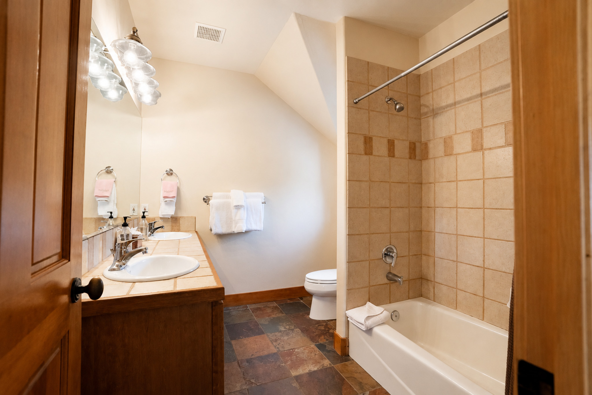 Moonstone Lodge - Hot Tub - Spacious | Photo 34