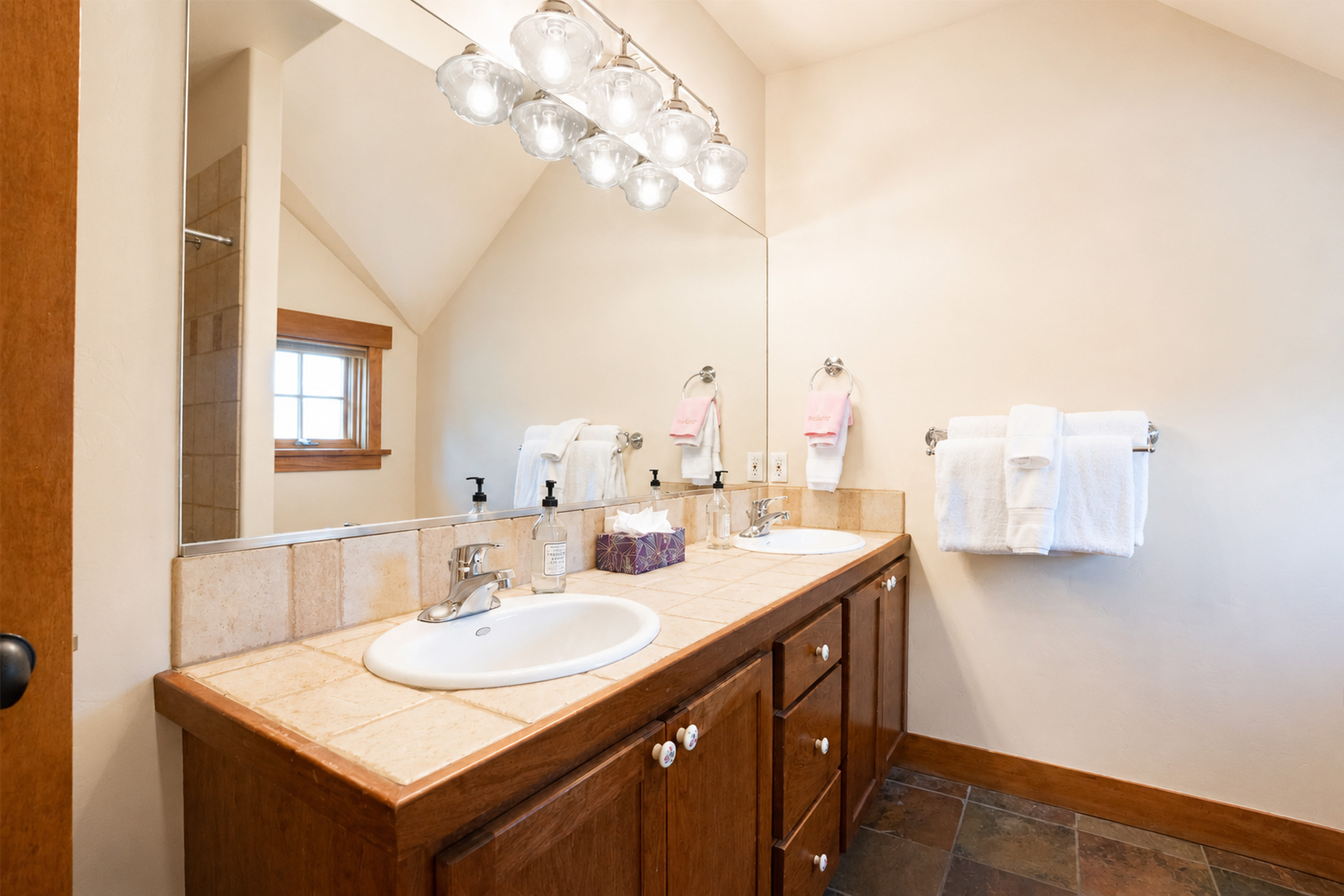 Moonstone Lodge - Hot Tub - Spacious