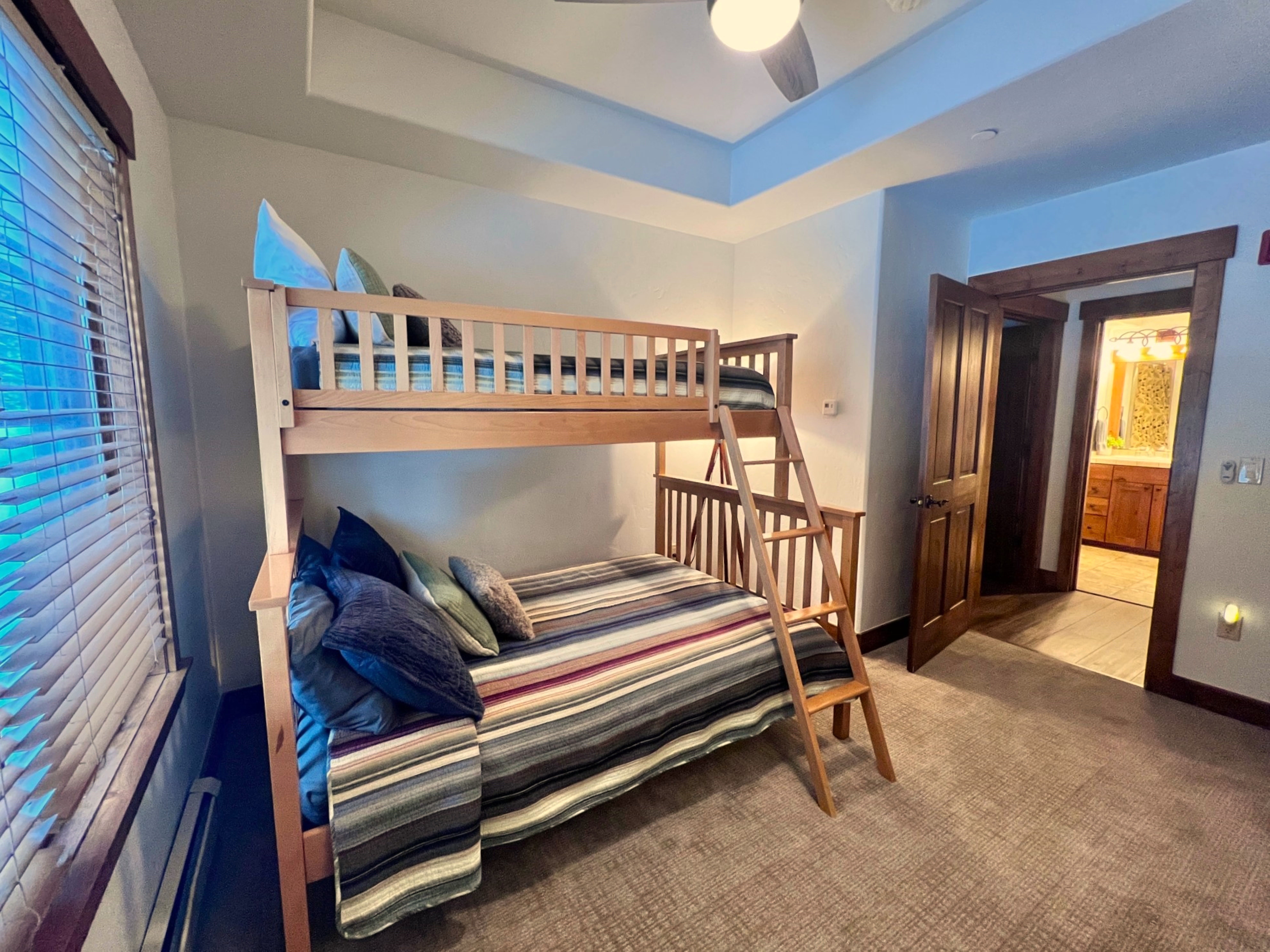 Mountain Thunder Townhome - Ski-In - Pools Hot Tubs - Walk to Main St | Photo 28