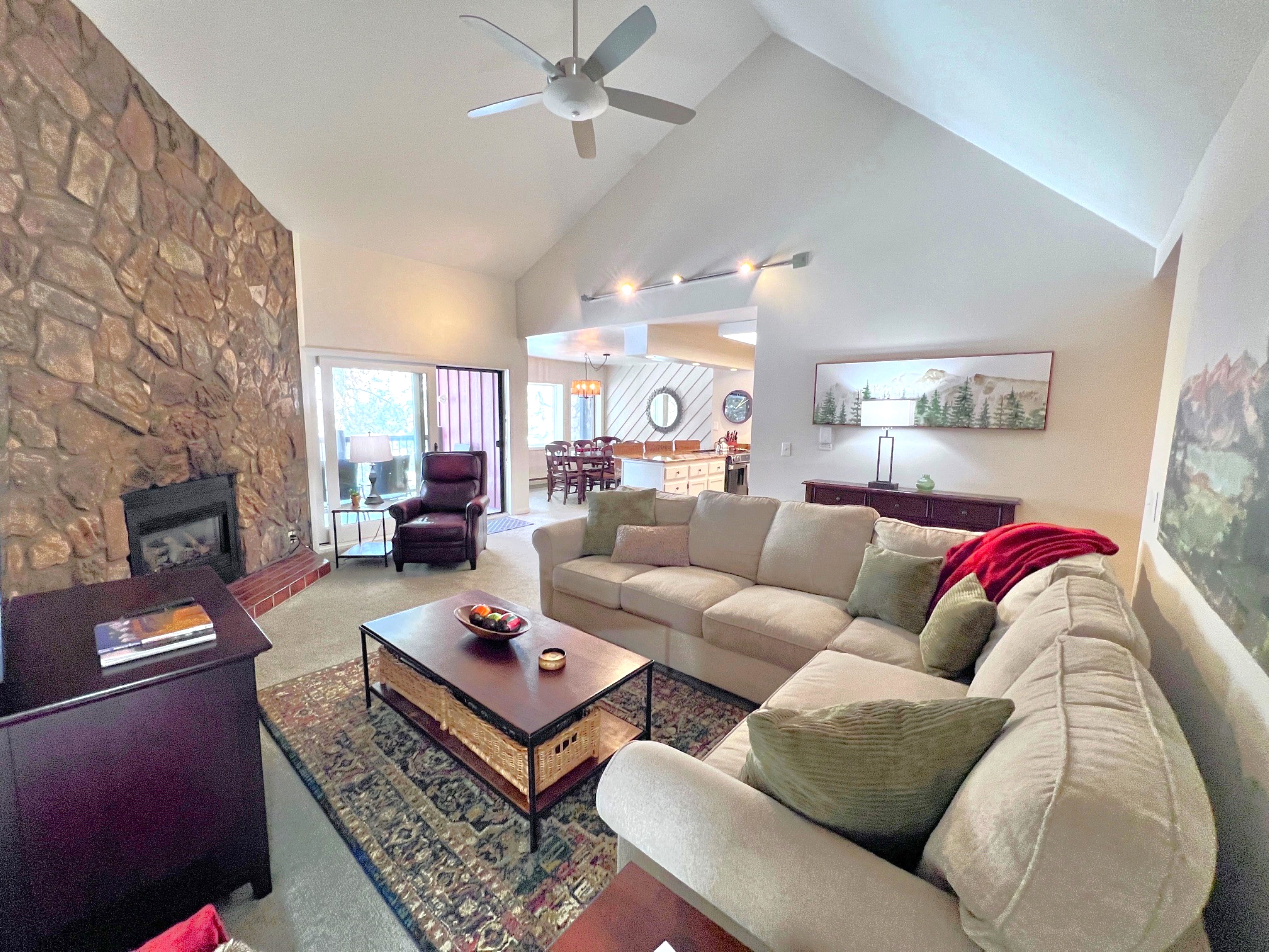Park Place Aspen Condo - Walk to Main St. - Snowflake Lift - Pool+Hot Tubs