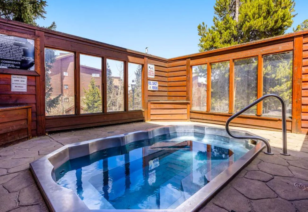 Pine Ridge Peak Condo - Walk to Main St + Snowflake Lift - Pool + Hot Tubs | Photo 4