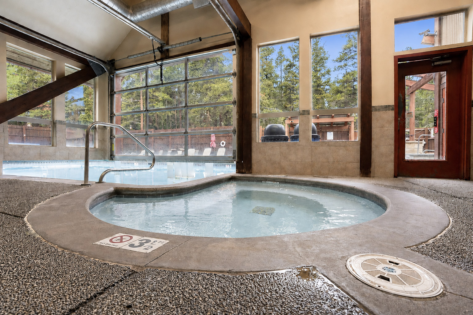 Sundowner Mountain View Condo - Walk to Slopes & Main St - Pool Access | Photo 3