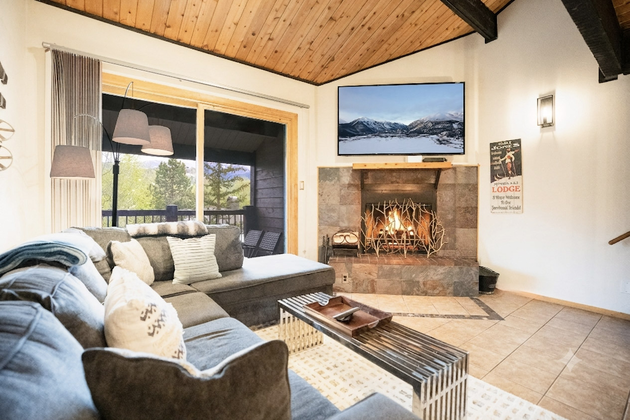 Sundowner Mountain View Condo - Walk to Slopes & Main St - Pool Access