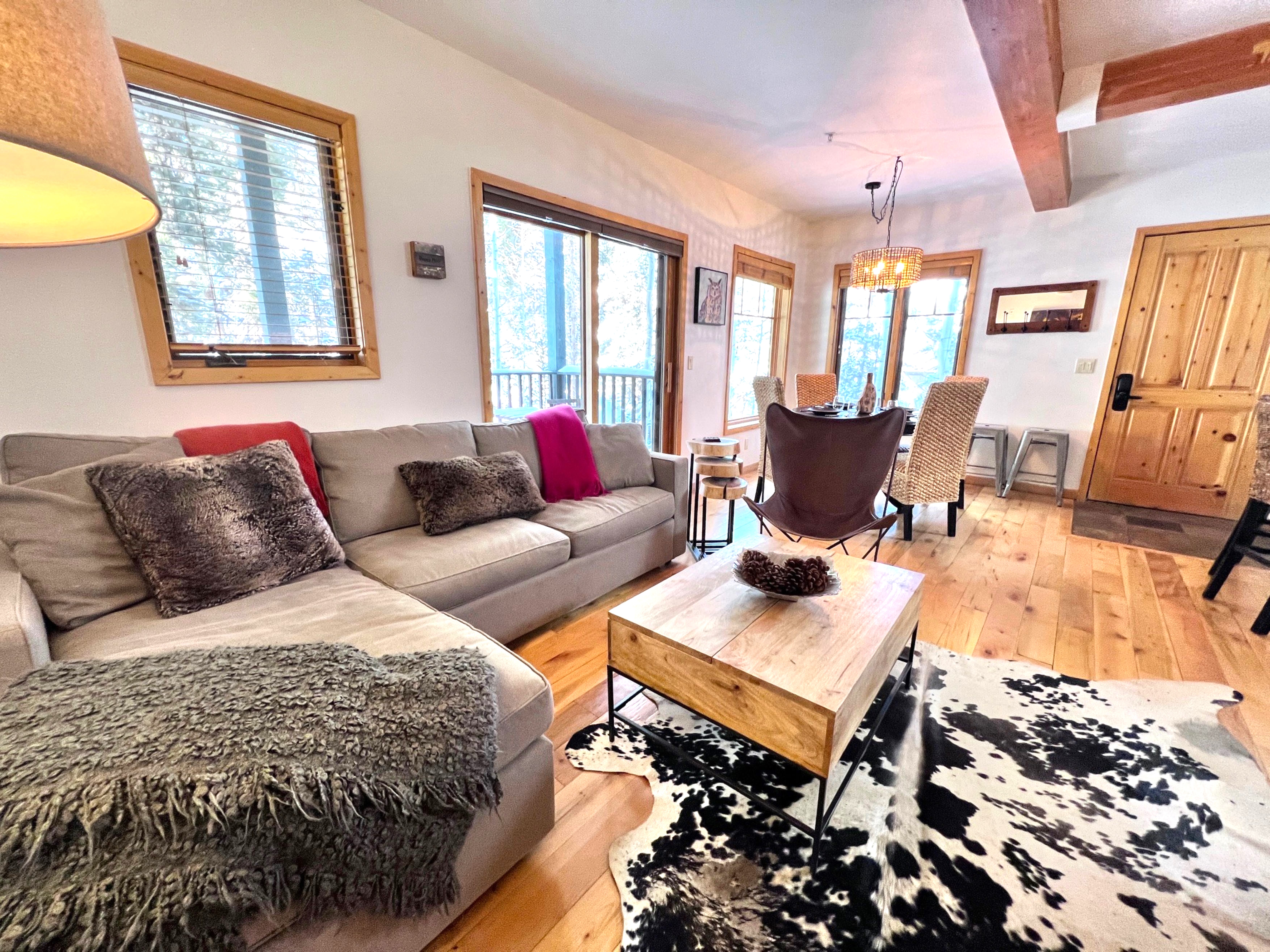 Twin Elk Mount Lincoln Condo - Ski-In - Hot Tub - Walk to Main St!