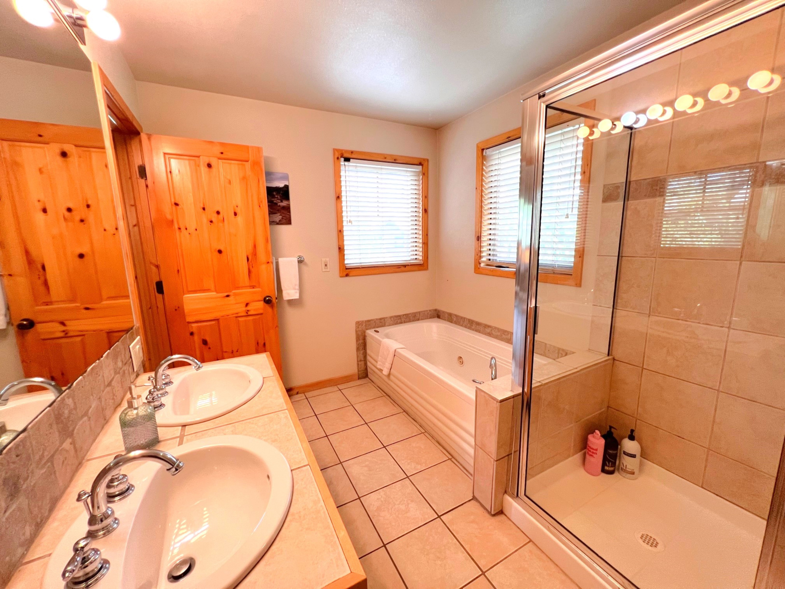 Twin Elk Mount Bross Condo - Ski-In - Walk to Main St - Hot Tub | Photo 20