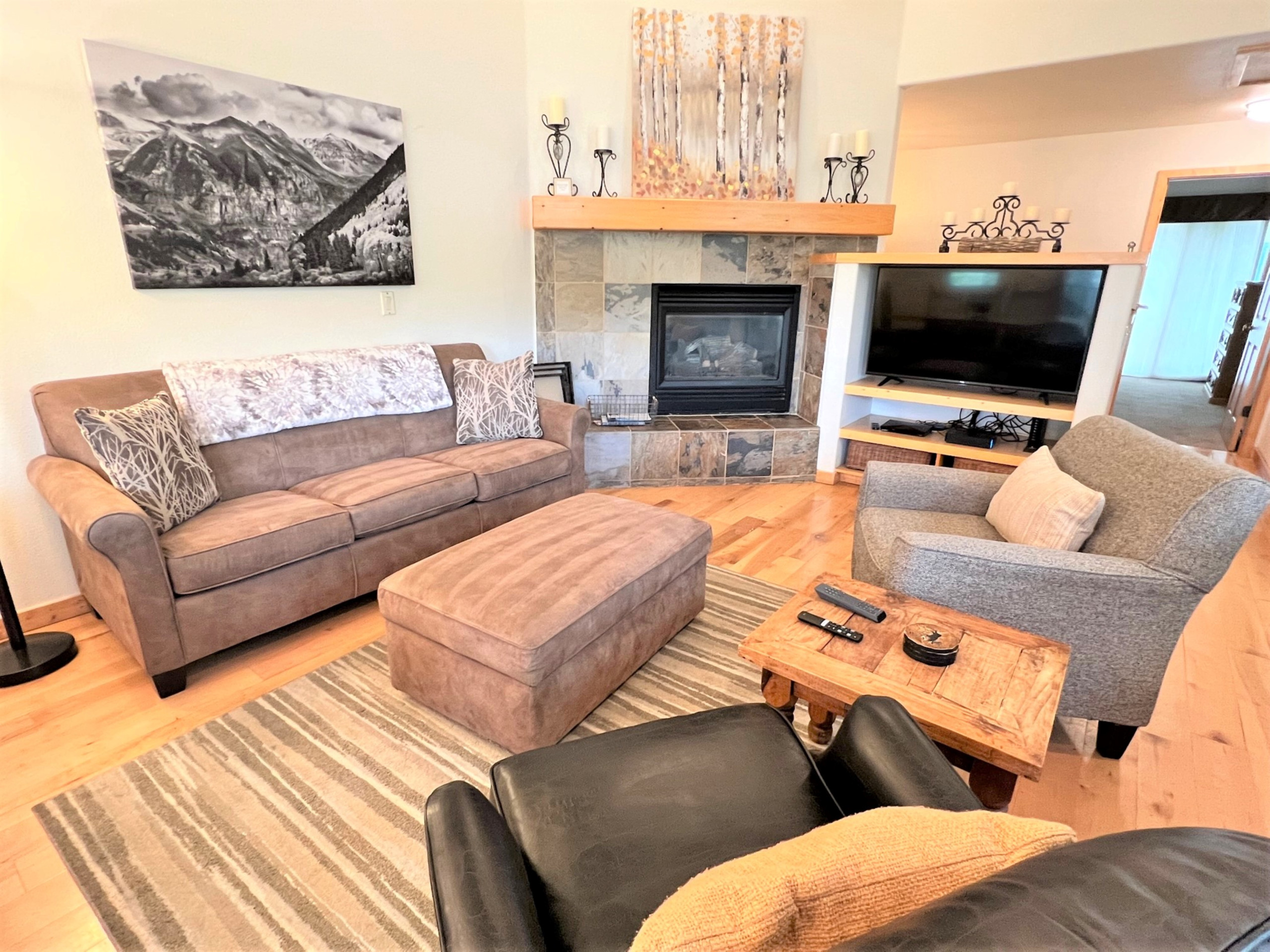 Twin Elk Mount Cameron Condo - Ski-In - Hot Tub - Walk to Town