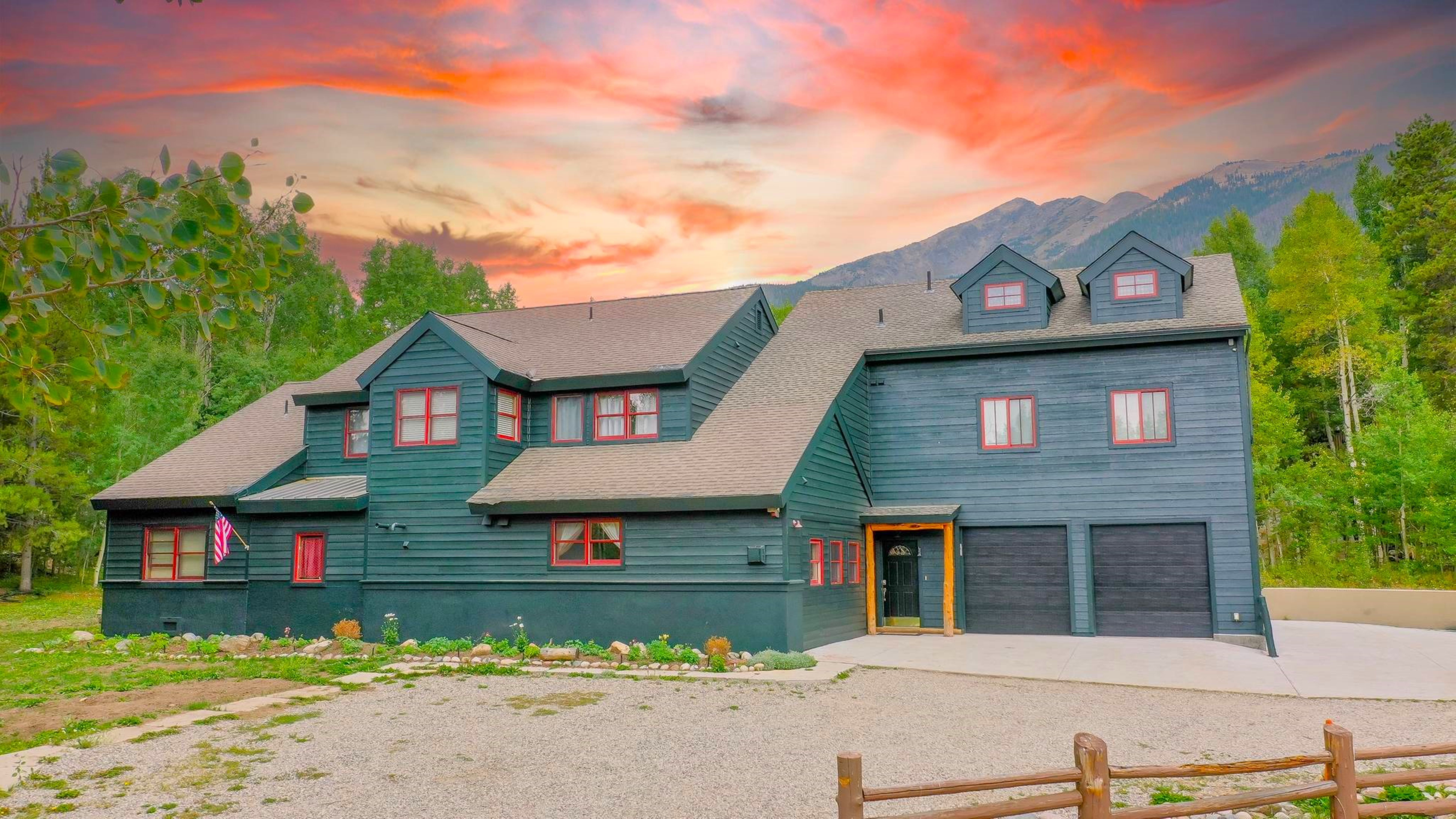 Mountain Meadow Lodge - Dog-Friendly - Hot Tub