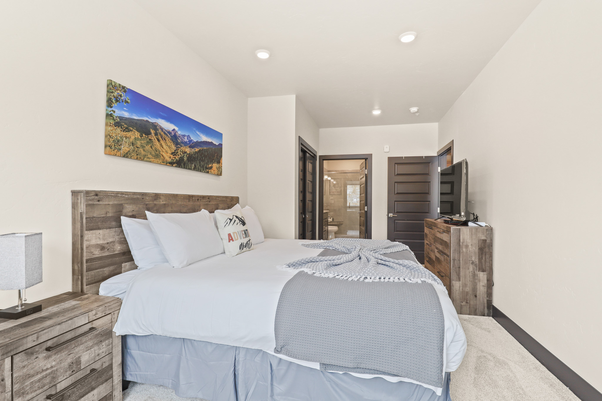 Modern Mountain Getaway in Keystone | Photo 4