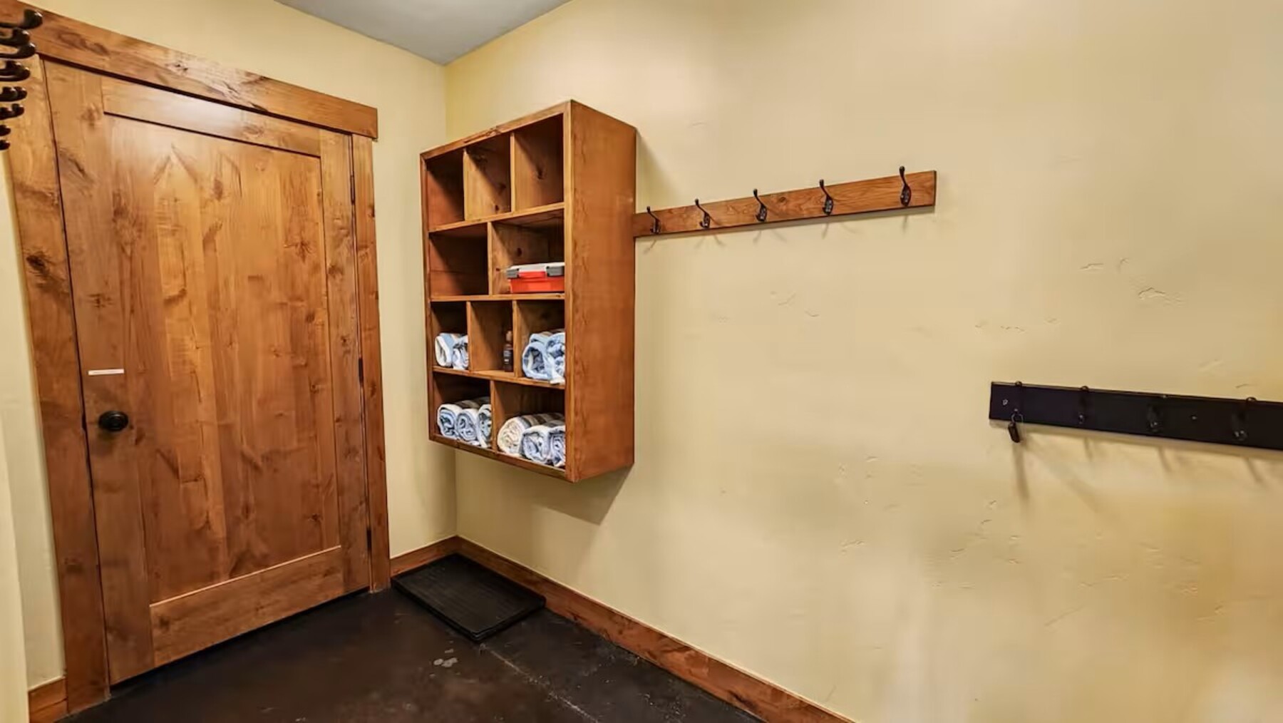 Serene home on 2 Acres, Minutes to Slopes, Private Hot Tub