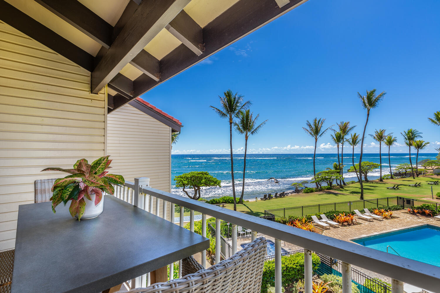 Ocean And Pool Views With Luxurious Amenities - Stunning Penthouse Retreat - Kapaʻa, HI