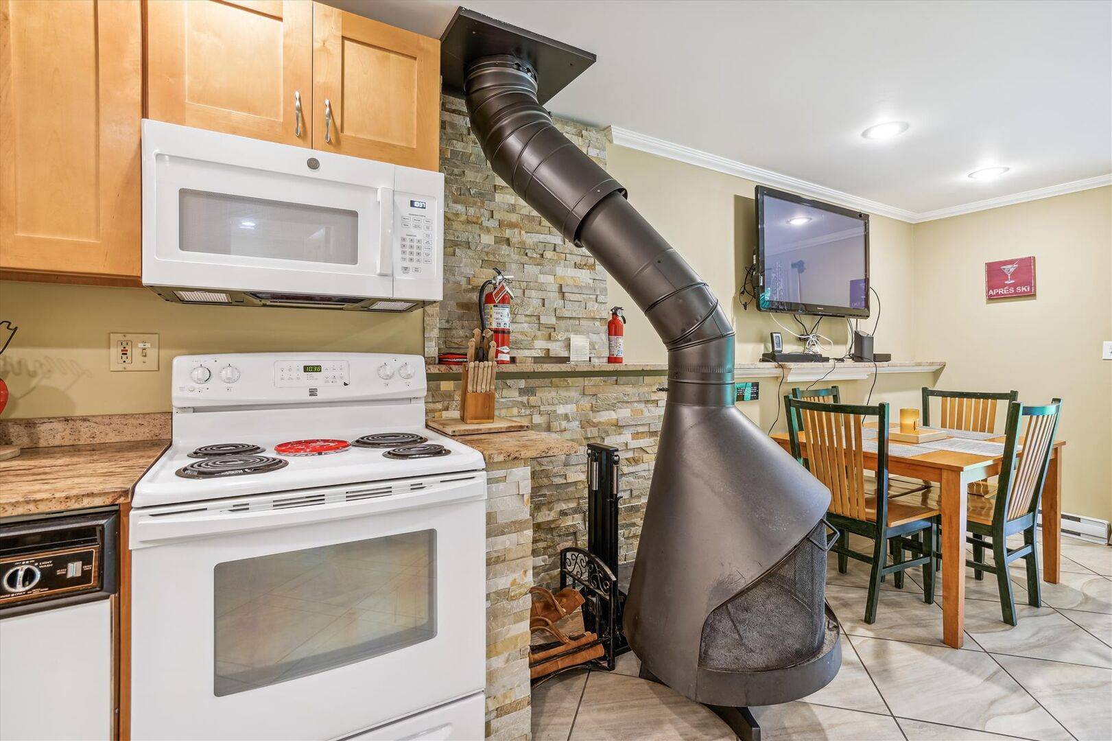 Kitchen, Dining & Fireplace