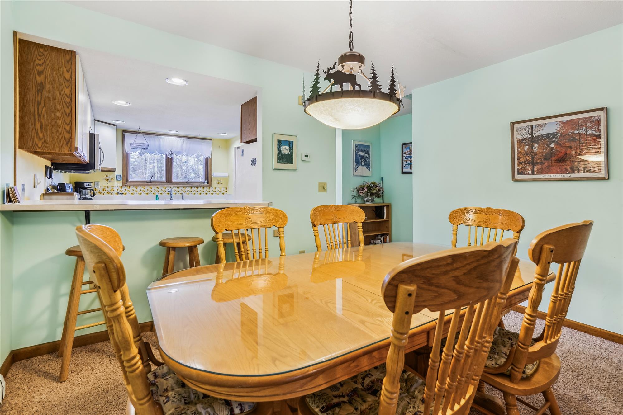 Dining Area with Breakfast Bar