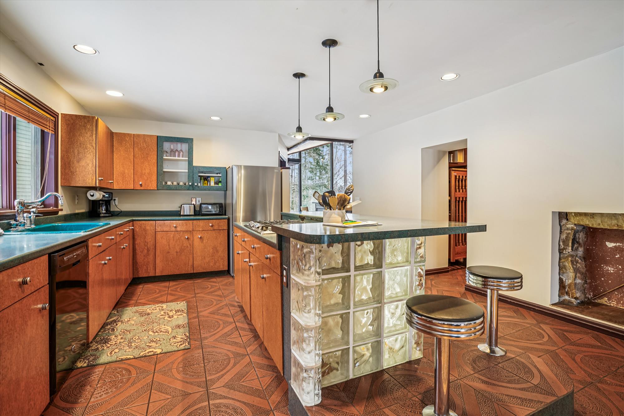 Kitchen with Breakfast Bar