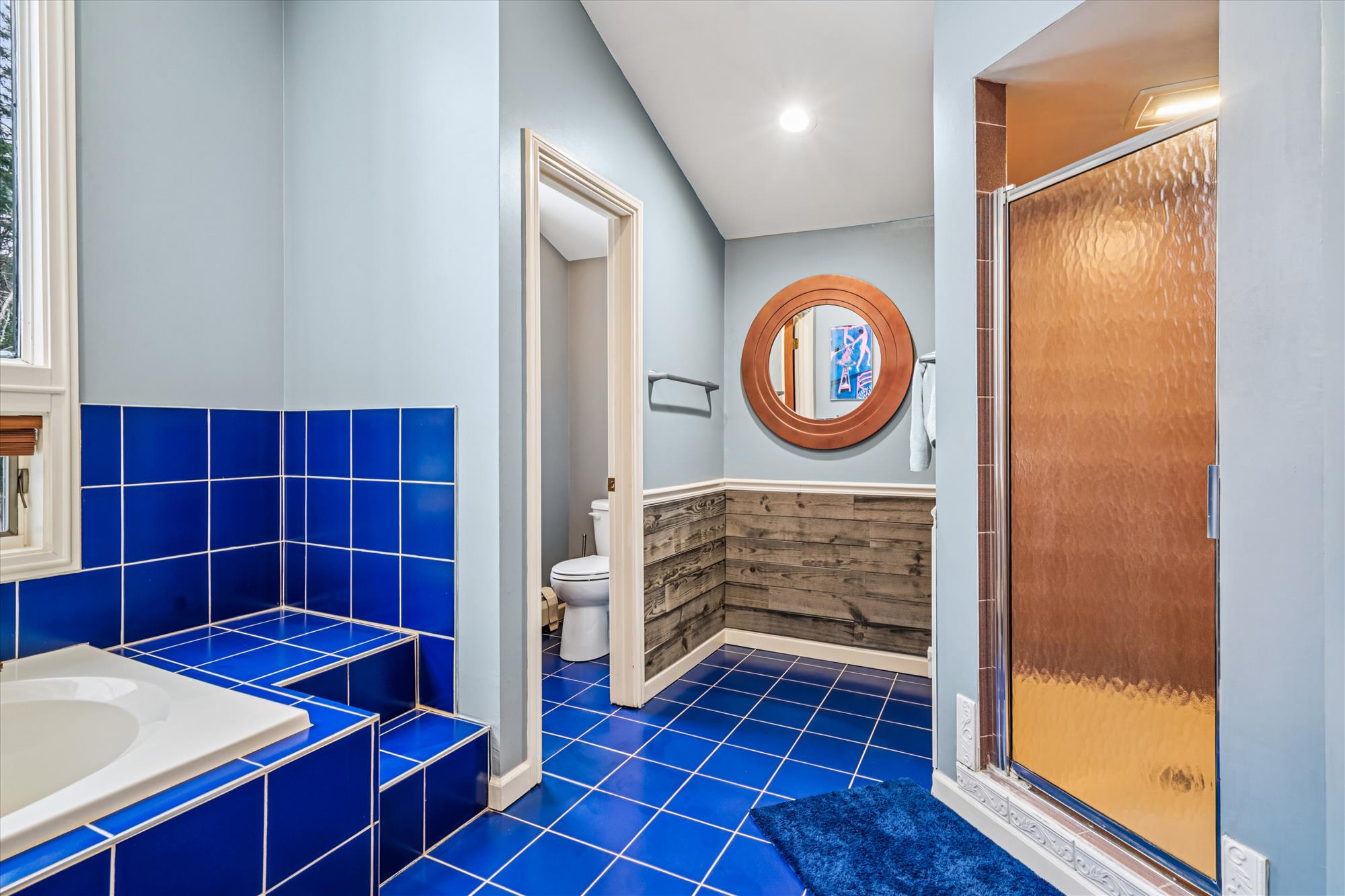 Spacious Full Bathroom