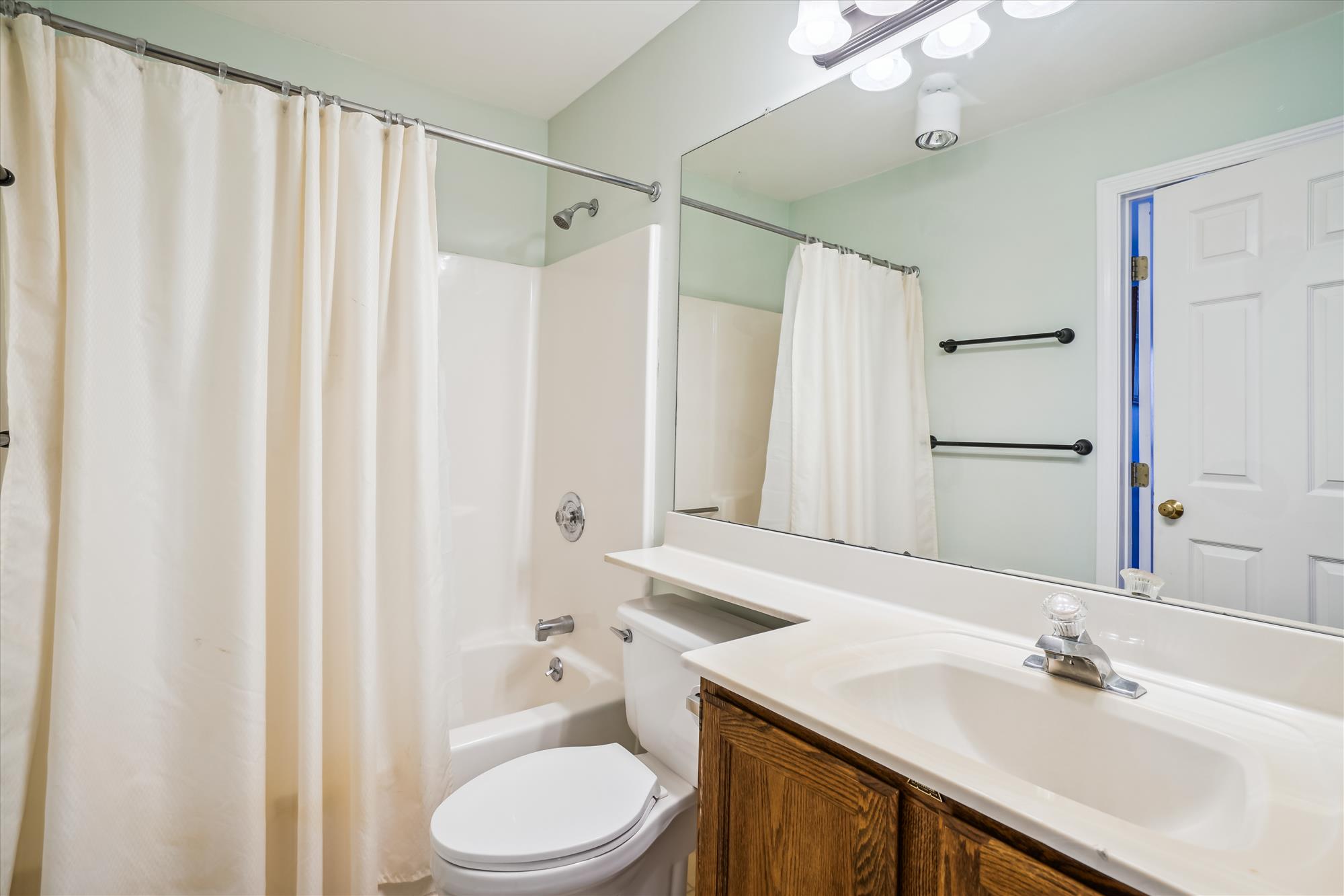 Full Guest Bathroom