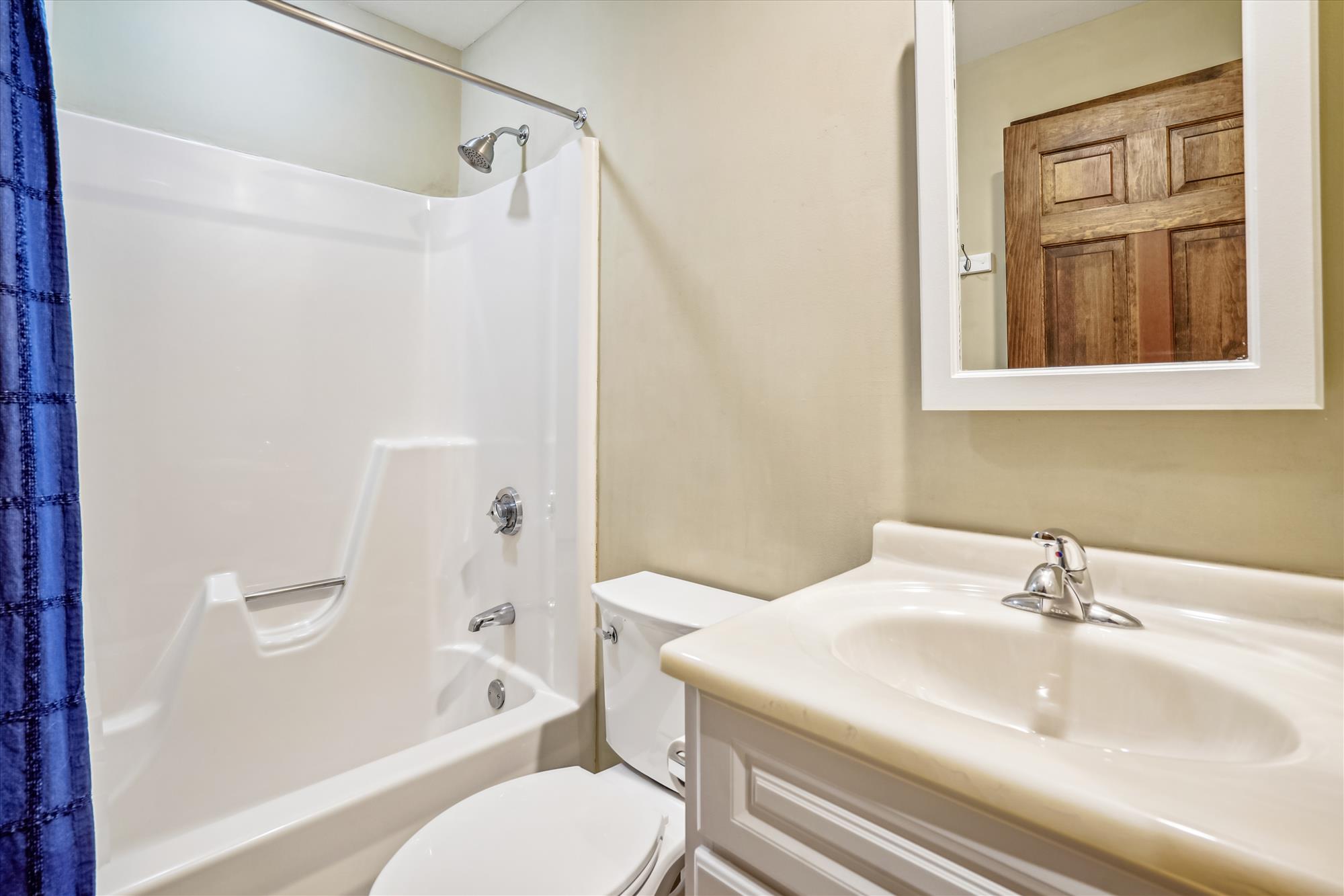 Bright Full Guest Bathroom