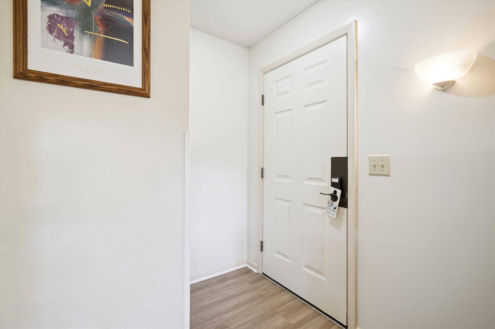 101 Cedarbrook Hotel Room | Photo 6