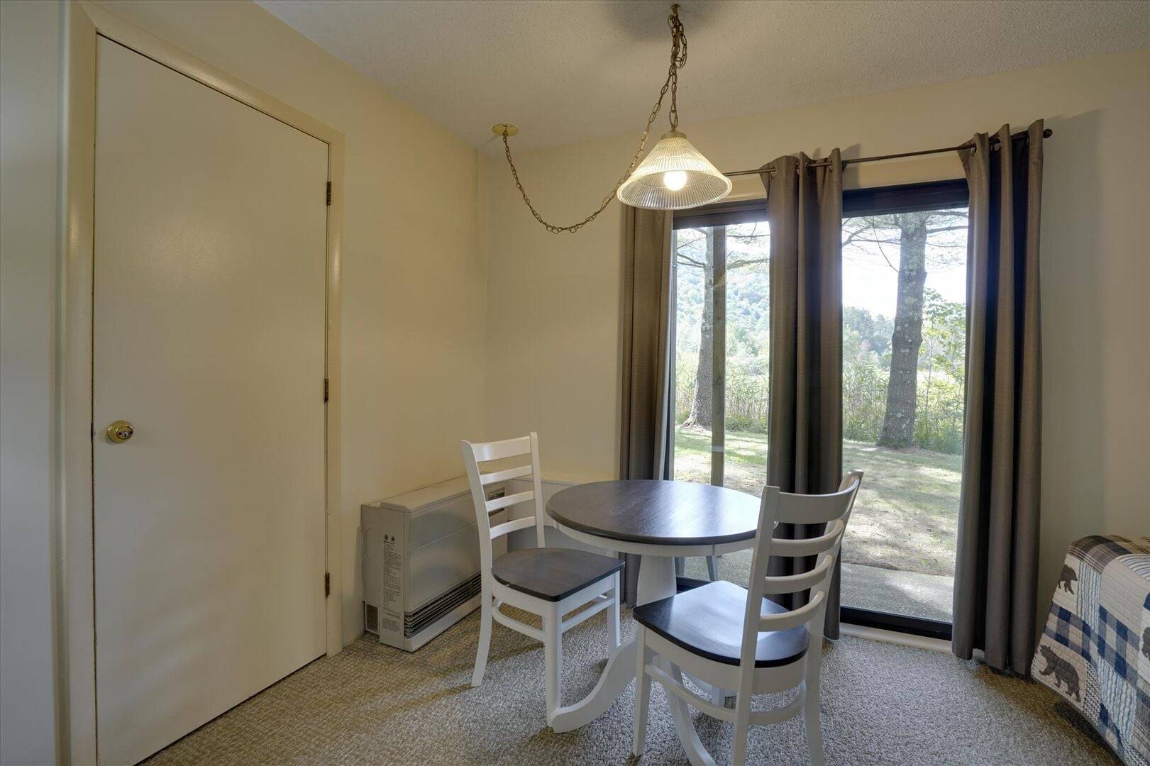 101 Cedarbrook Hotel Room | Photo 9