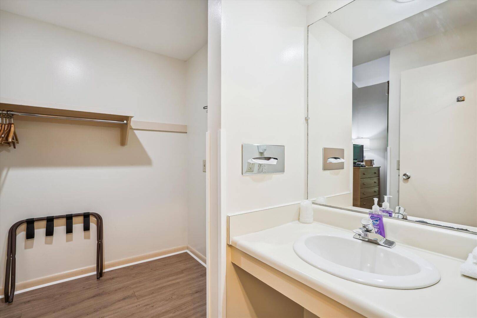 105 Cedarbrook Hotel Room | Photo 6