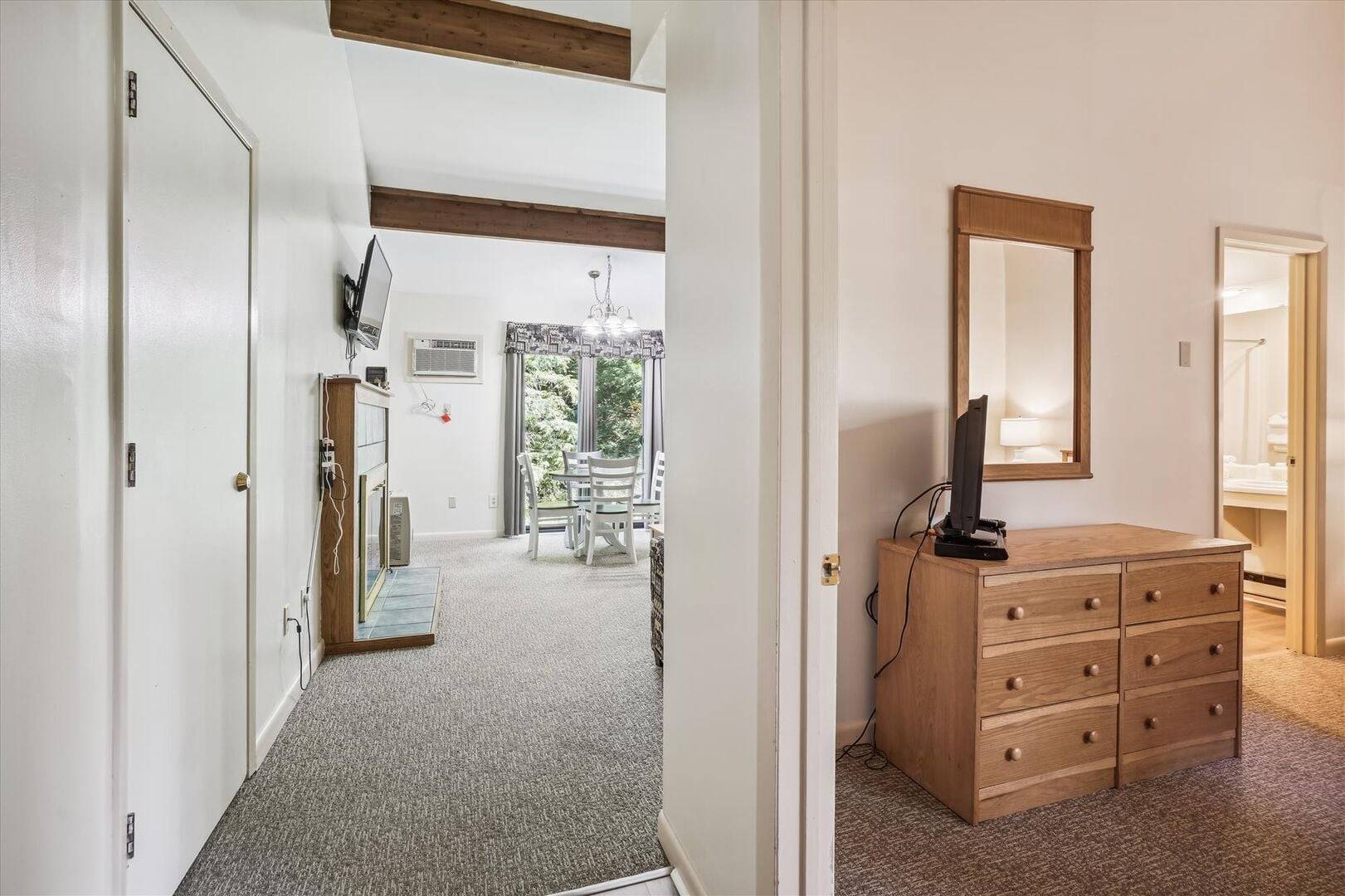 106 Cedarbrook One bedroom Queen Suite 3