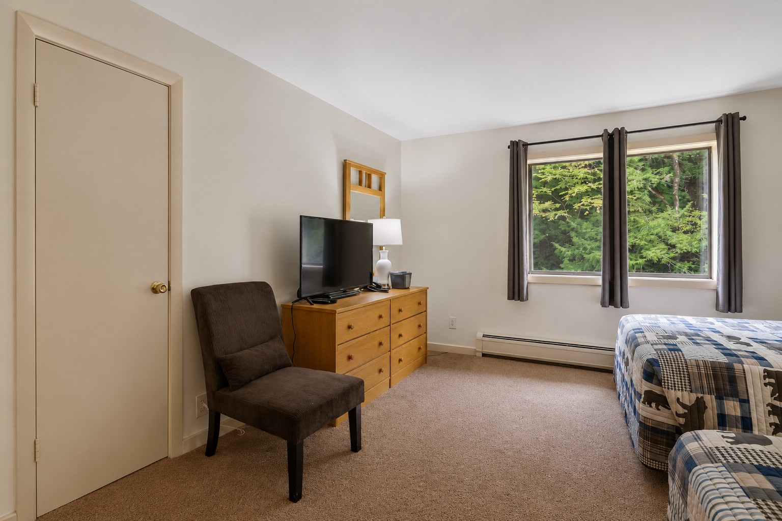 116 Cedarbrook Hotel Room | Photo 5