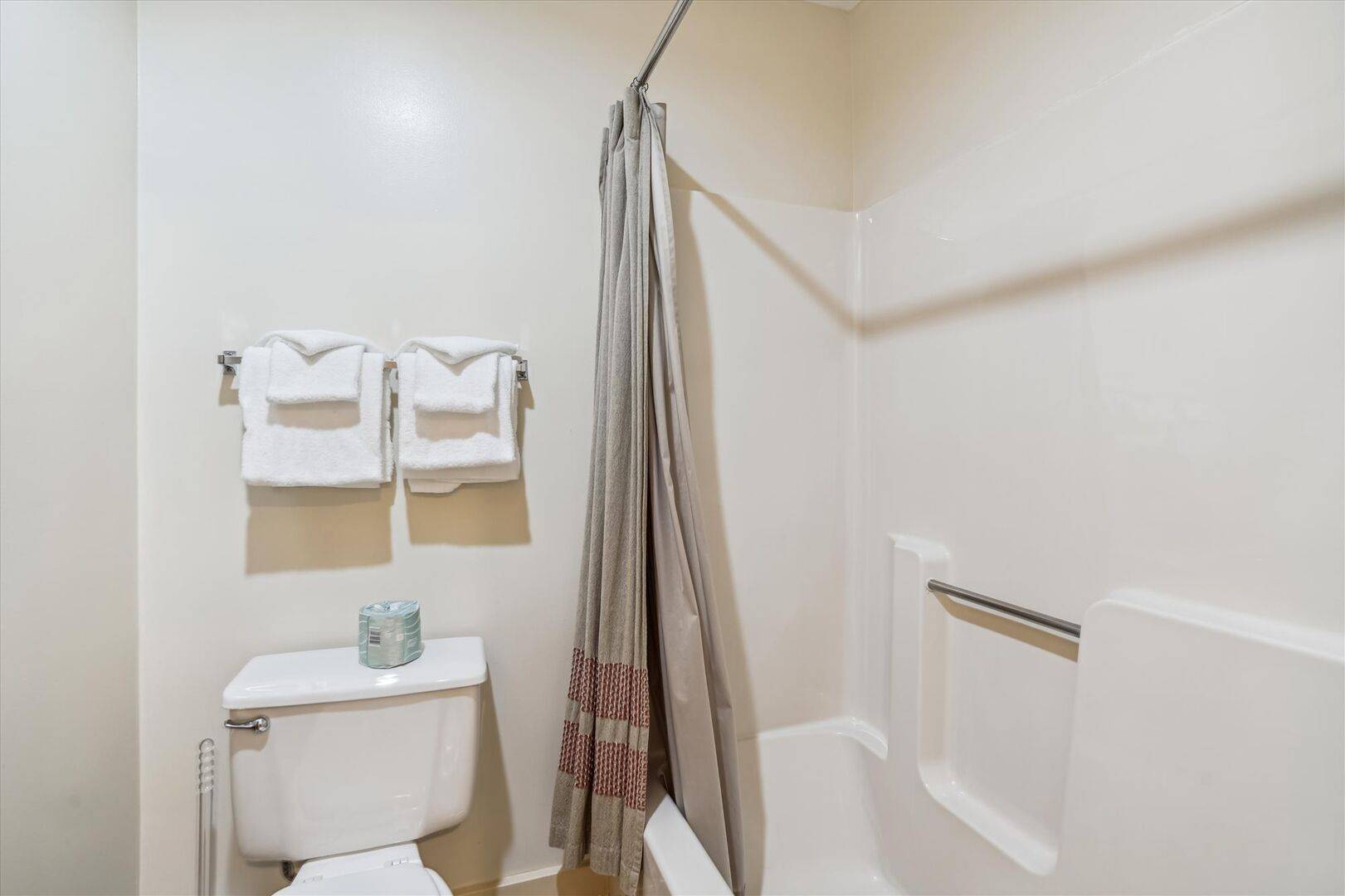 119 Cedarbrook Hotel Room | Photo 6