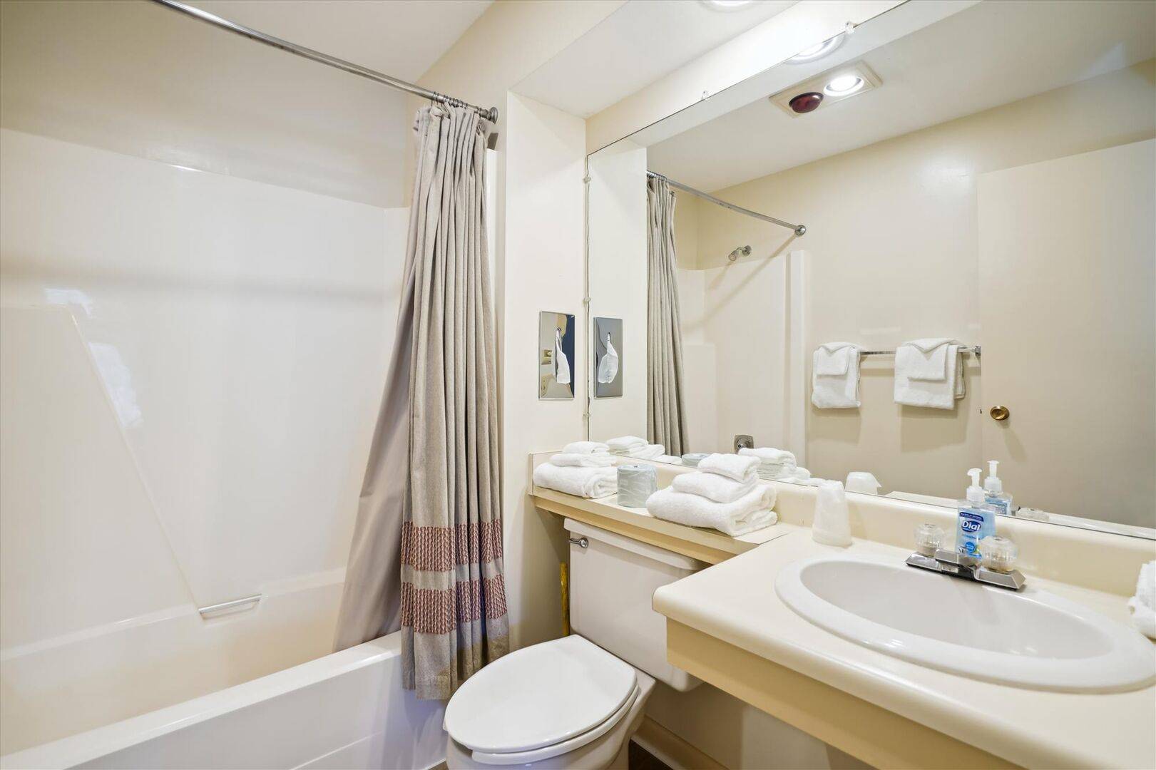 203 Cedarbrook One bedroom Queen Suite | Photo 15