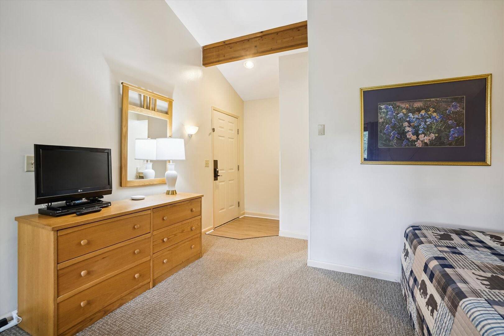 204 Cedarbrook Hotel Room | Photo 5