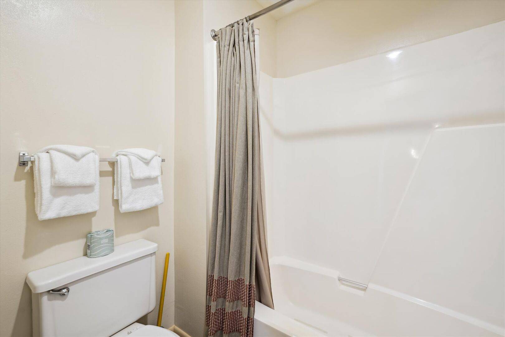 204 Cedarbrook Hotel Room | Photo 8
