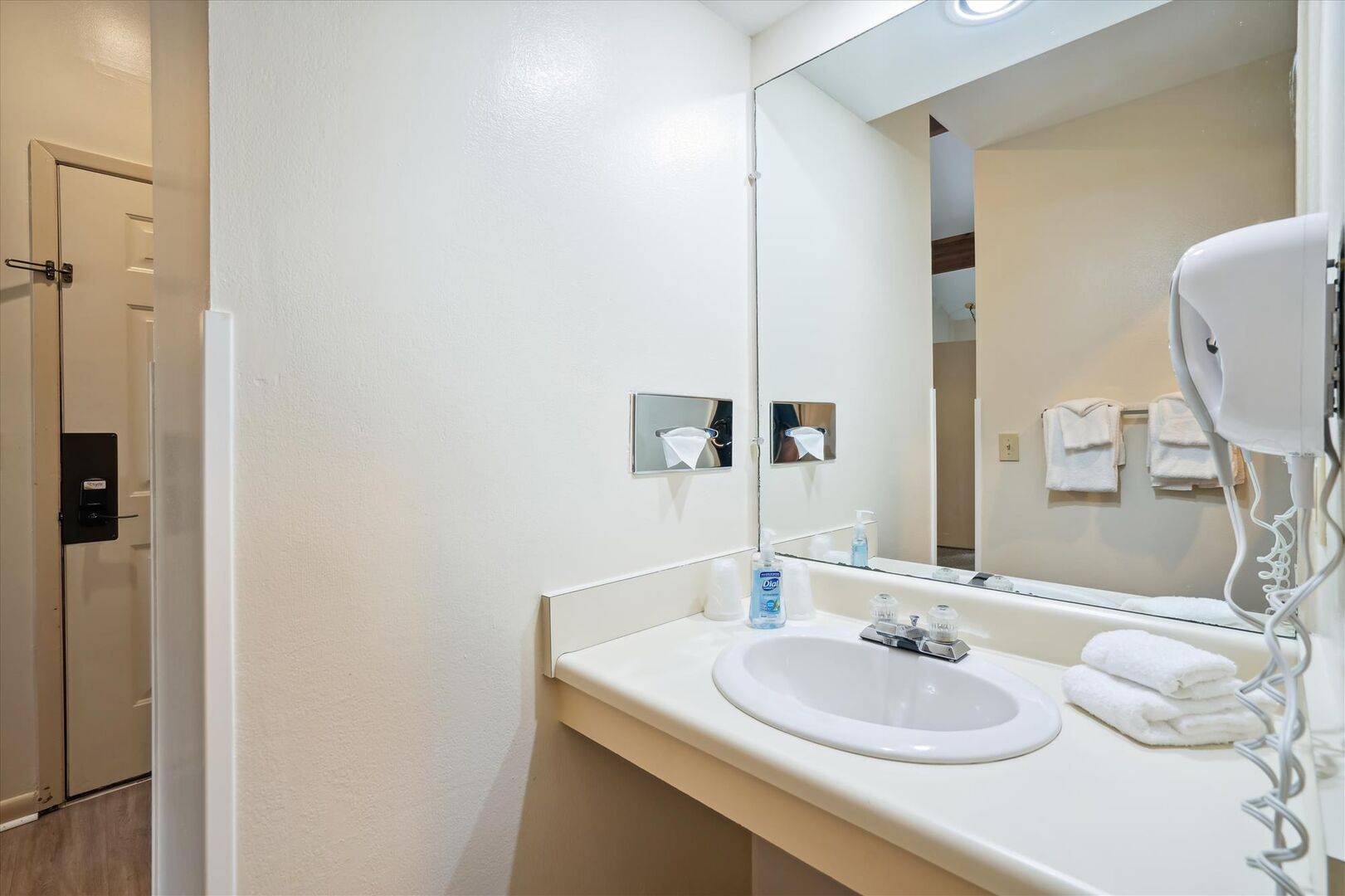204 Cedarbrook Hotel Room | Photo 10