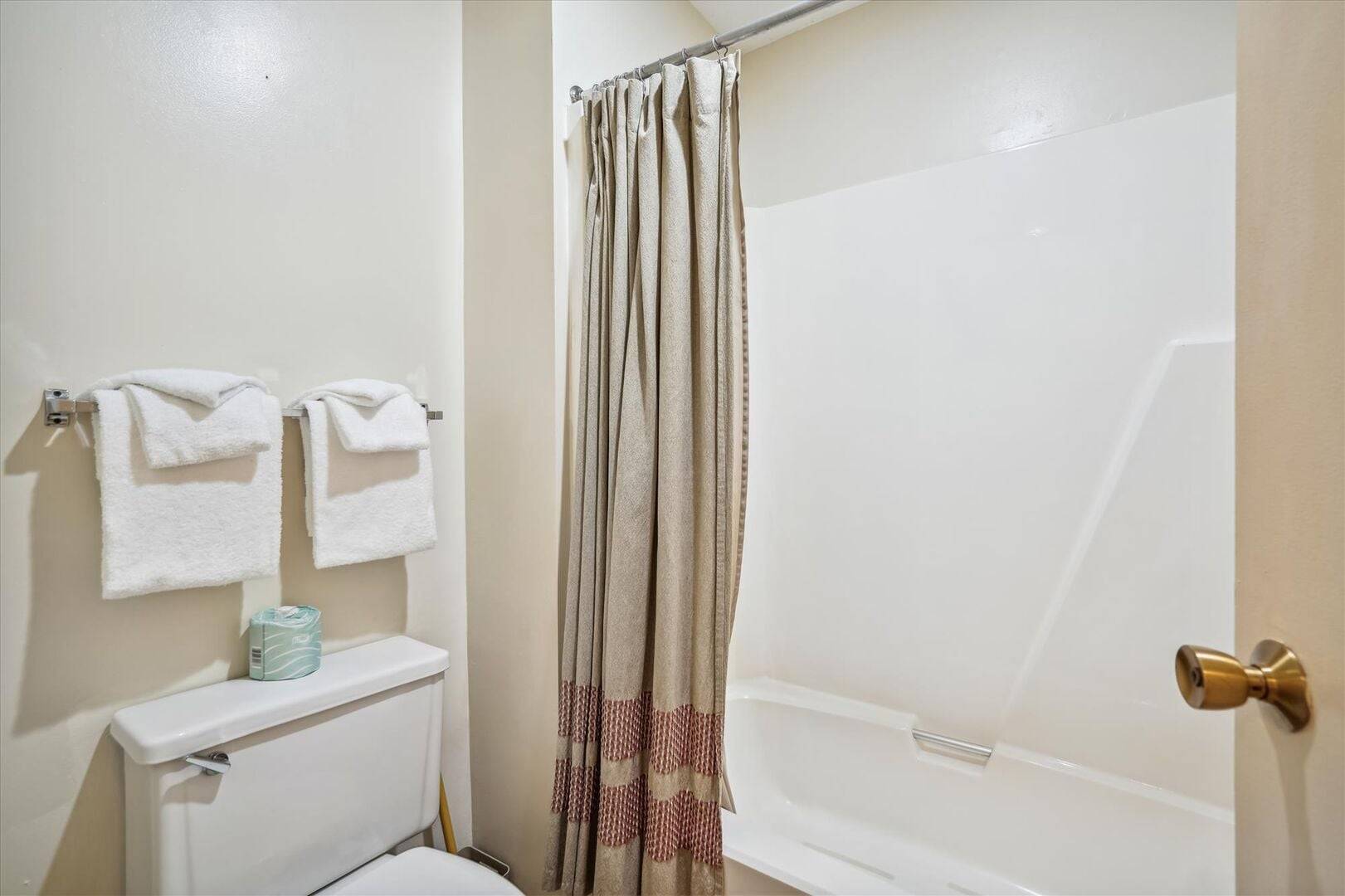 210 Cedarbrook Queen Studio | Photo 10