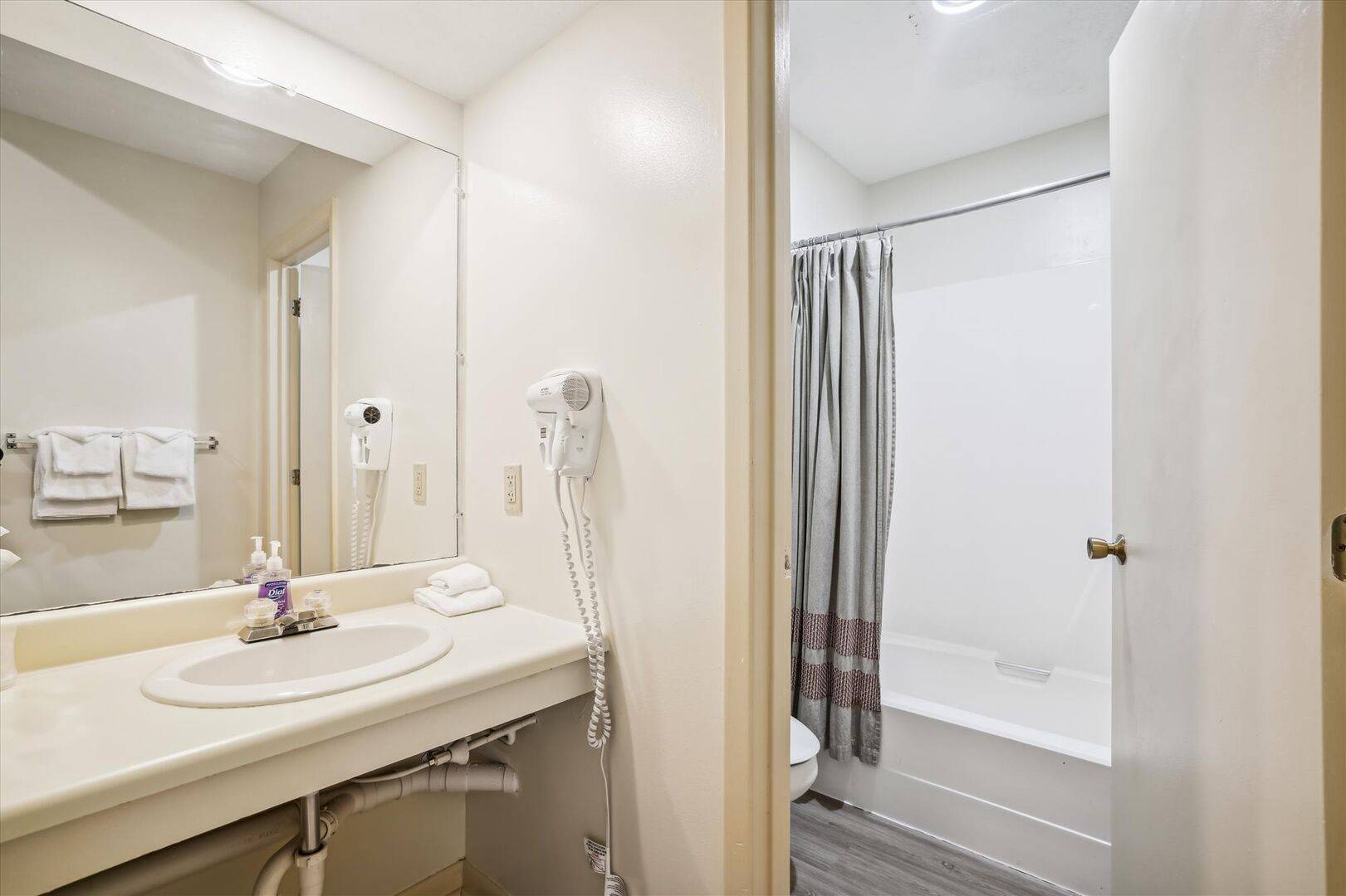 210 Cedarbrook Queen Studio | Photo 11