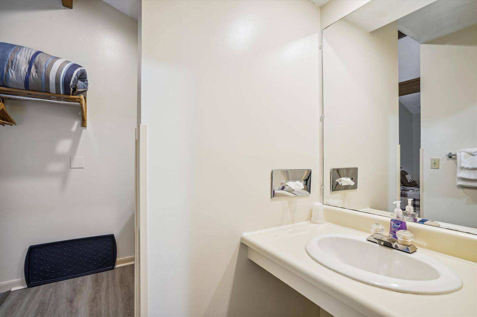 210 Cedarbrook Queen Studio | Photo 9